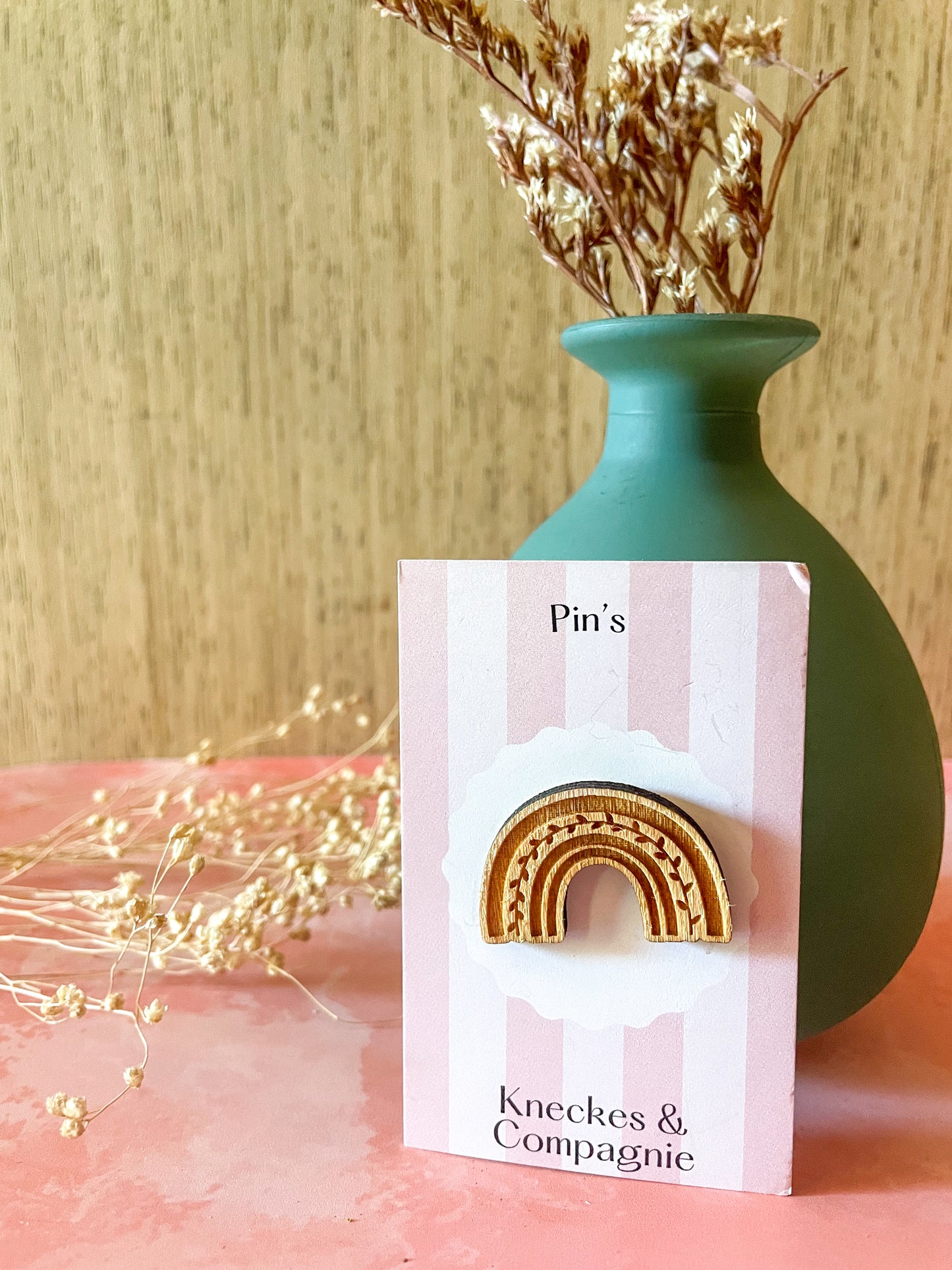 Pin’s motif arc-en-ciel en bois