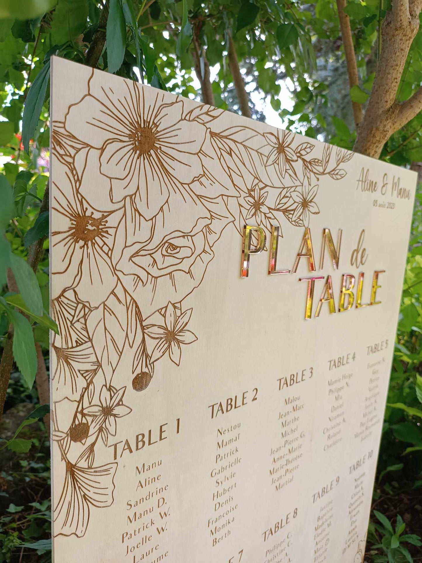Plan de table gravé fleuri en bois avec incrustations acrylique