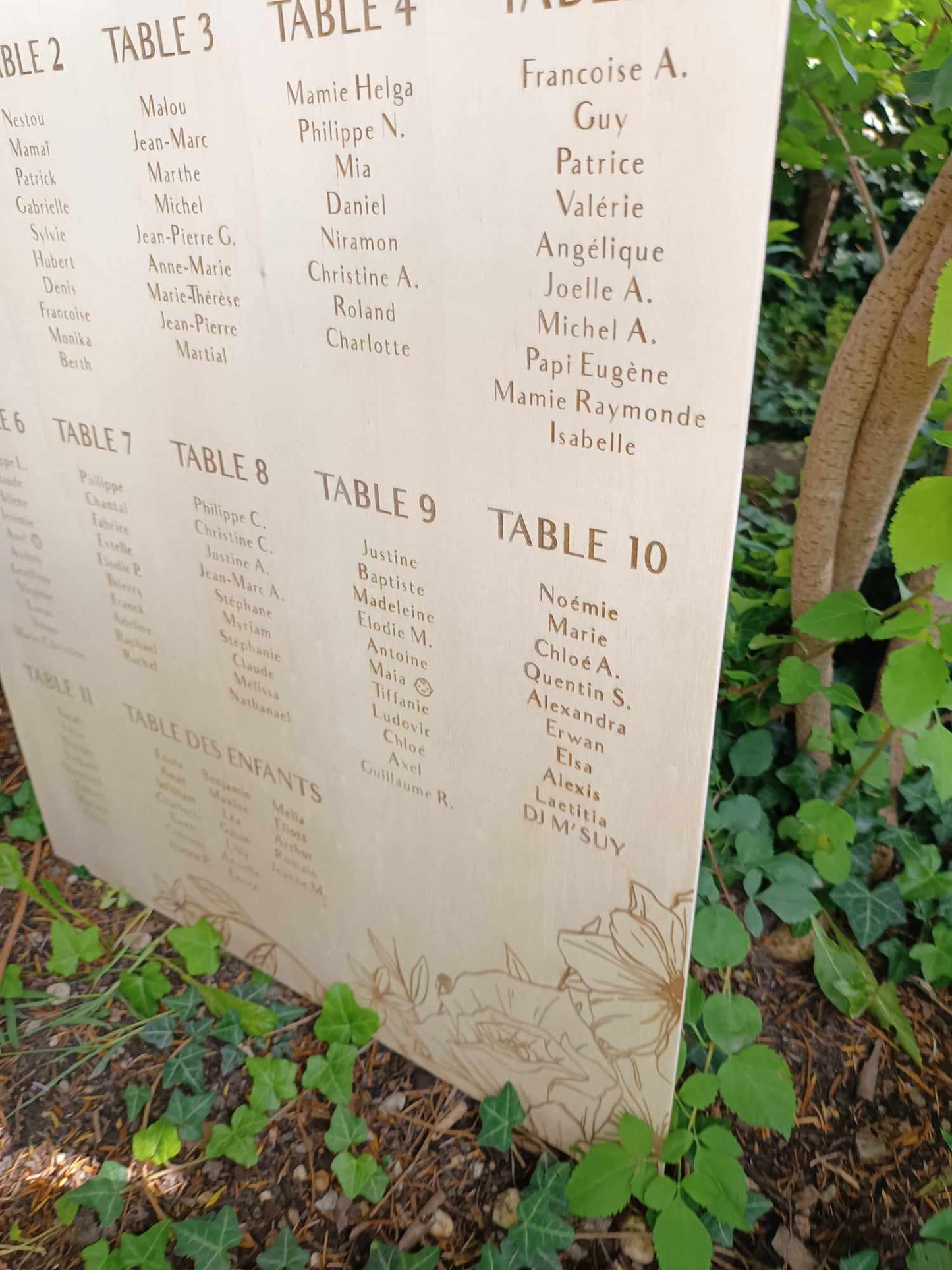 Plan de table gravé fleuri en bois avec incrustations acrylique