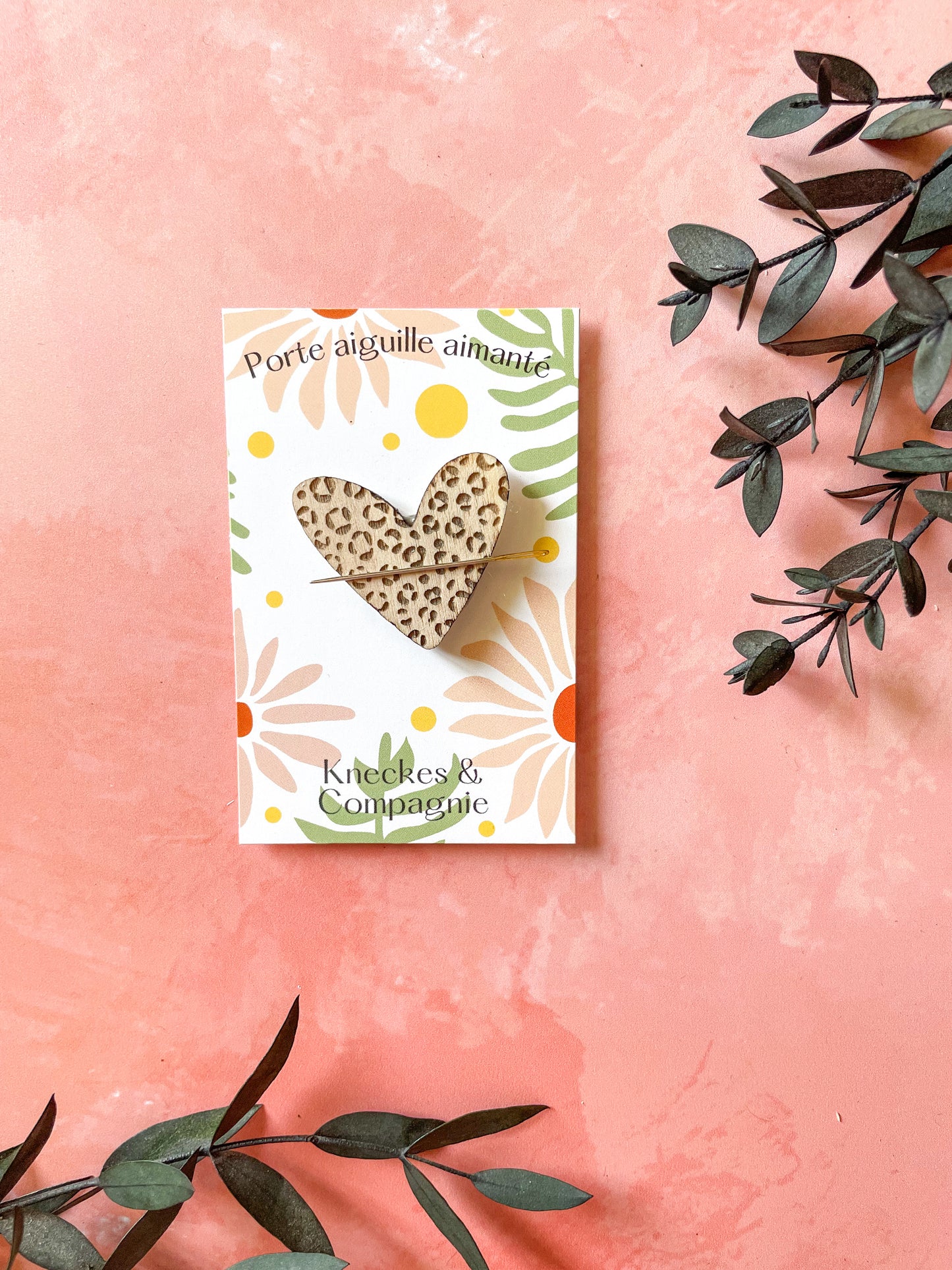 Porte-aiguille aimanté Coeur Graou en bois – Fait main – Aimant puissant – Accessoire broderie - Collection Graou Animal - Léopard