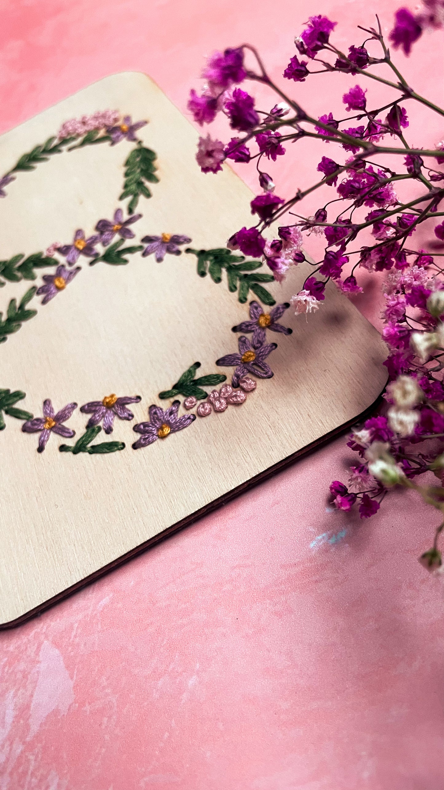 Base de broderie seule bretzel floral – Bois prêt à broder