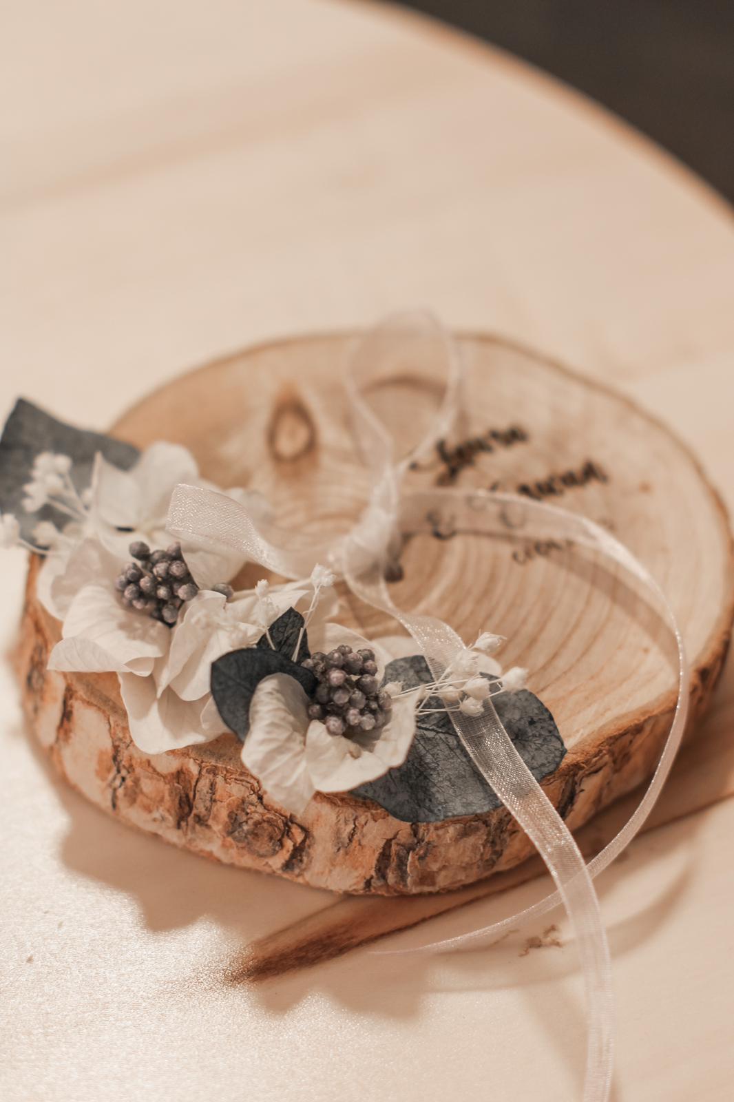 Porte alliance rondin de bois avec fleurs stabilisées et séchées