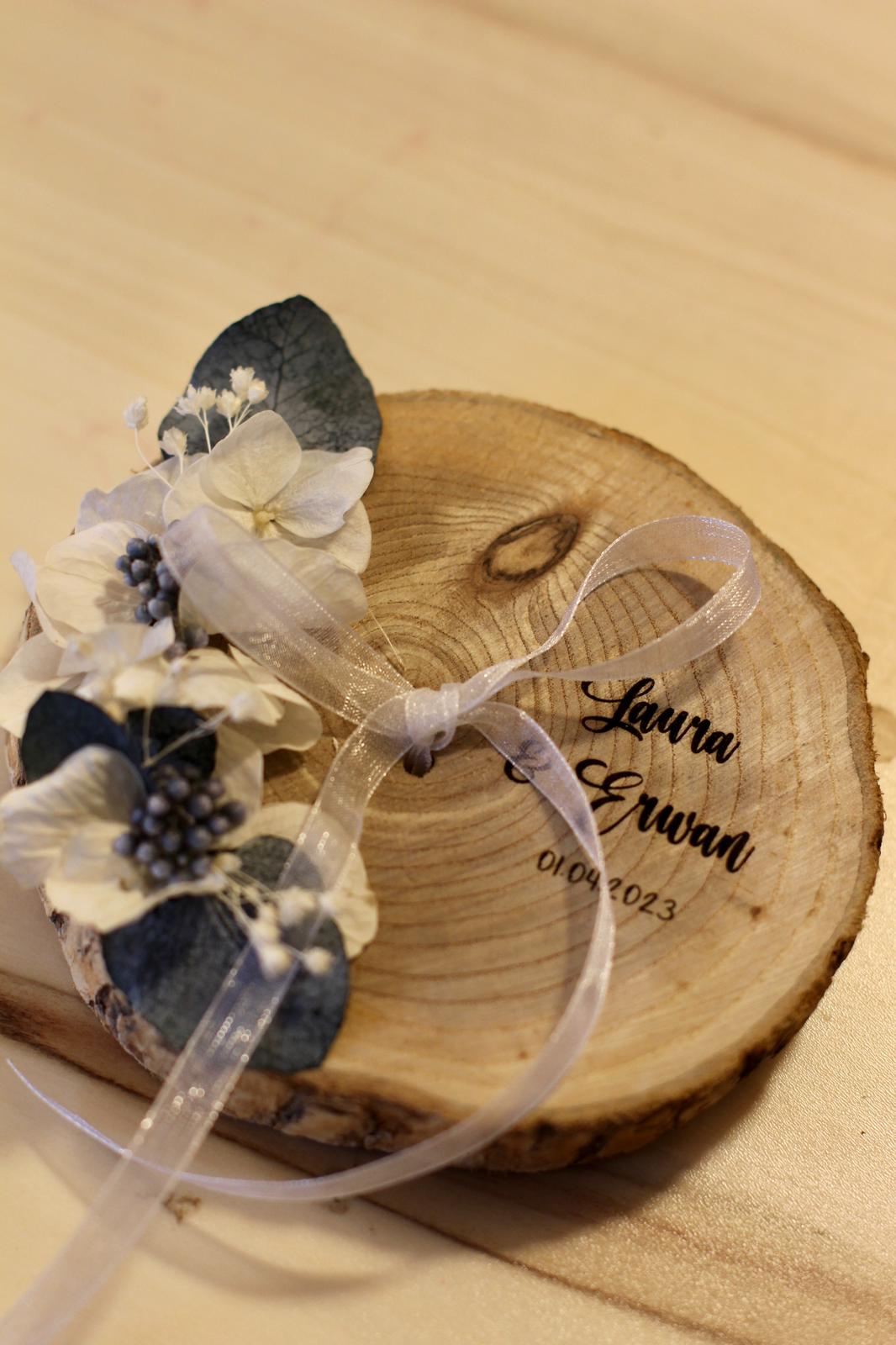 Porte alliance rondin de bois avec fleurs stabilisées et séchées