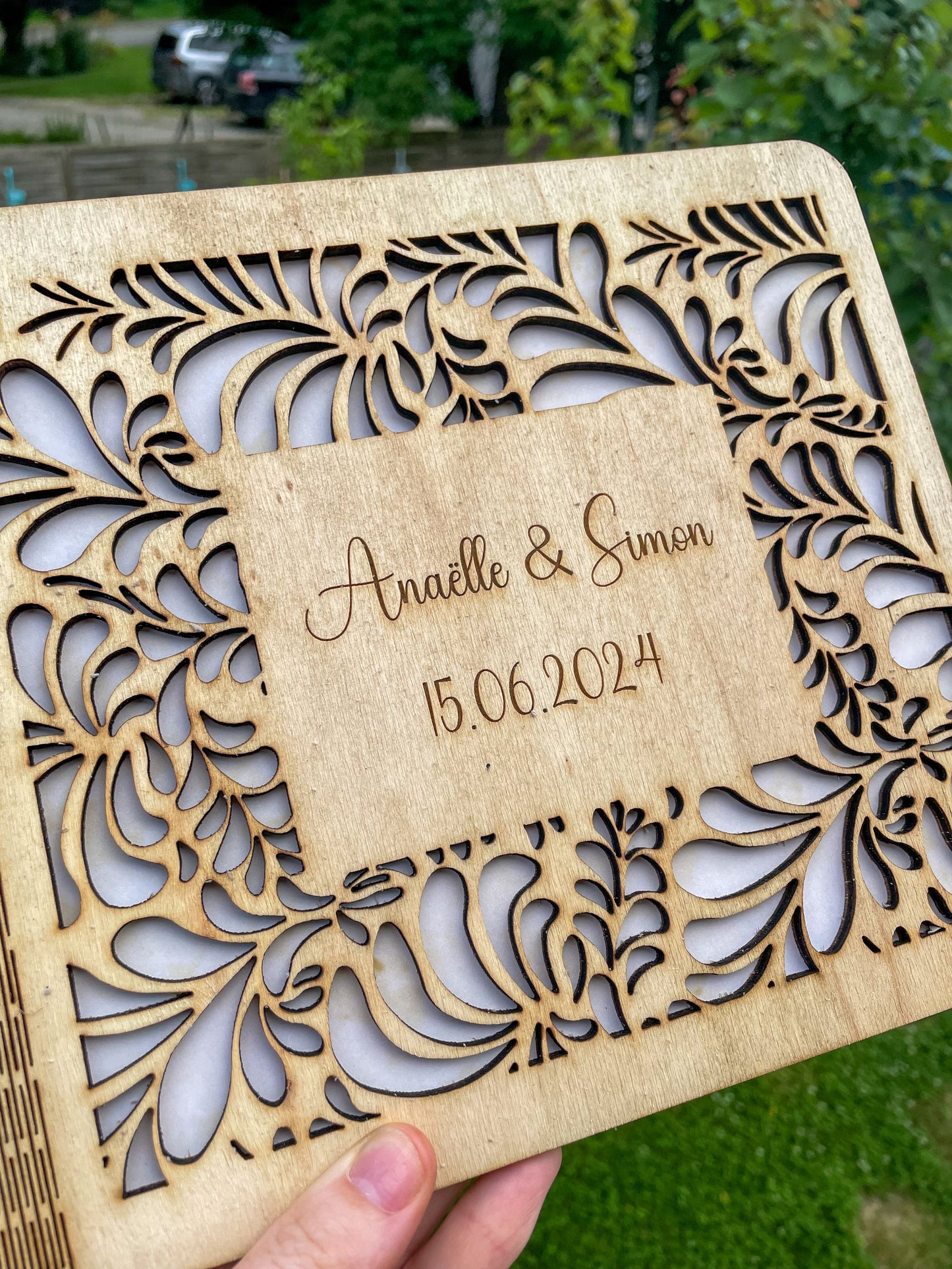 Livre d'or gravé en bois, découpes feuilles