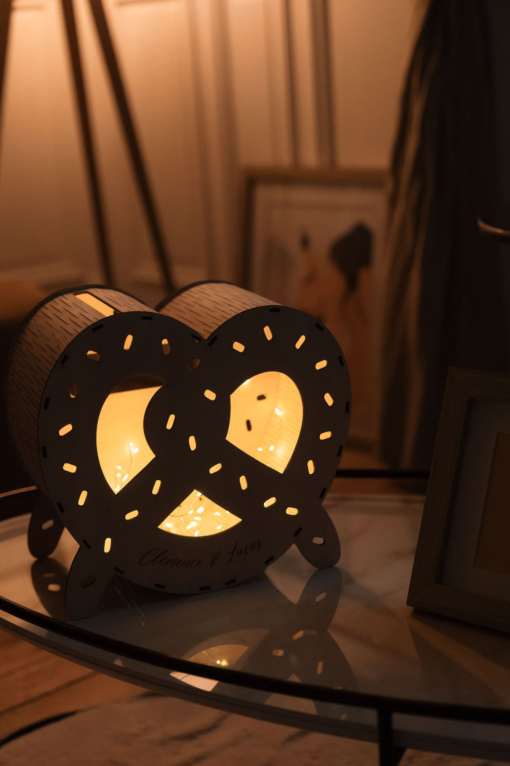 Urne en bois gravée forme bretzel