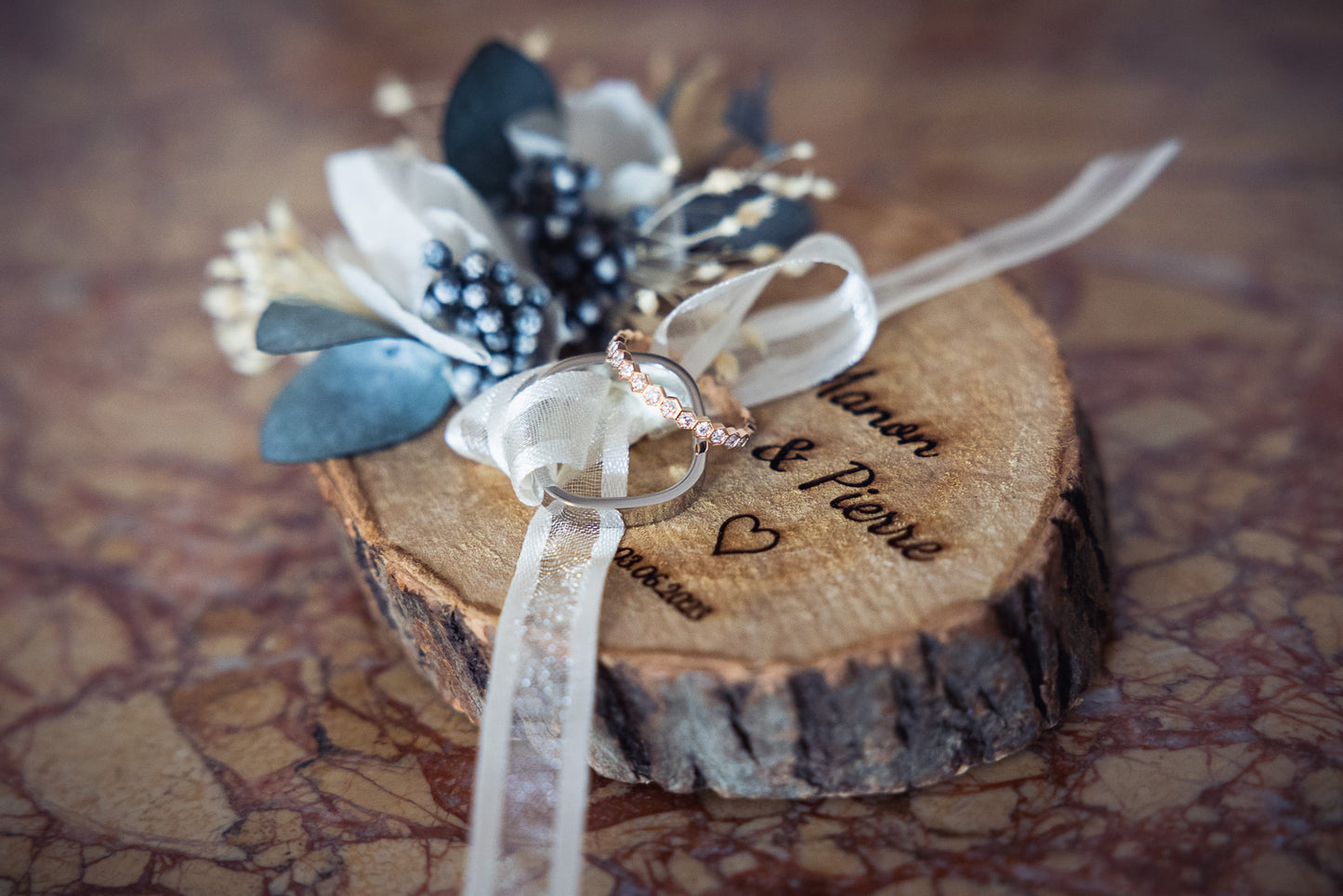 Porte alliance rondin de bois avec fleurs stabilisées et séchées