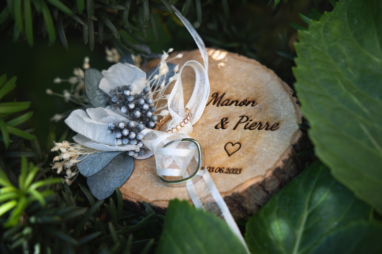 Porte alliance rondin de bois avec fleurs stabilisées et séchées