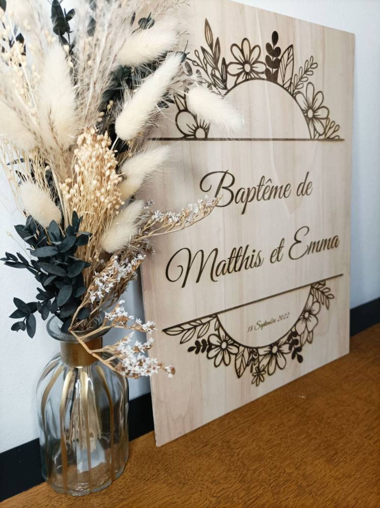 Panneau de bienvenue gravé motif couronne florale