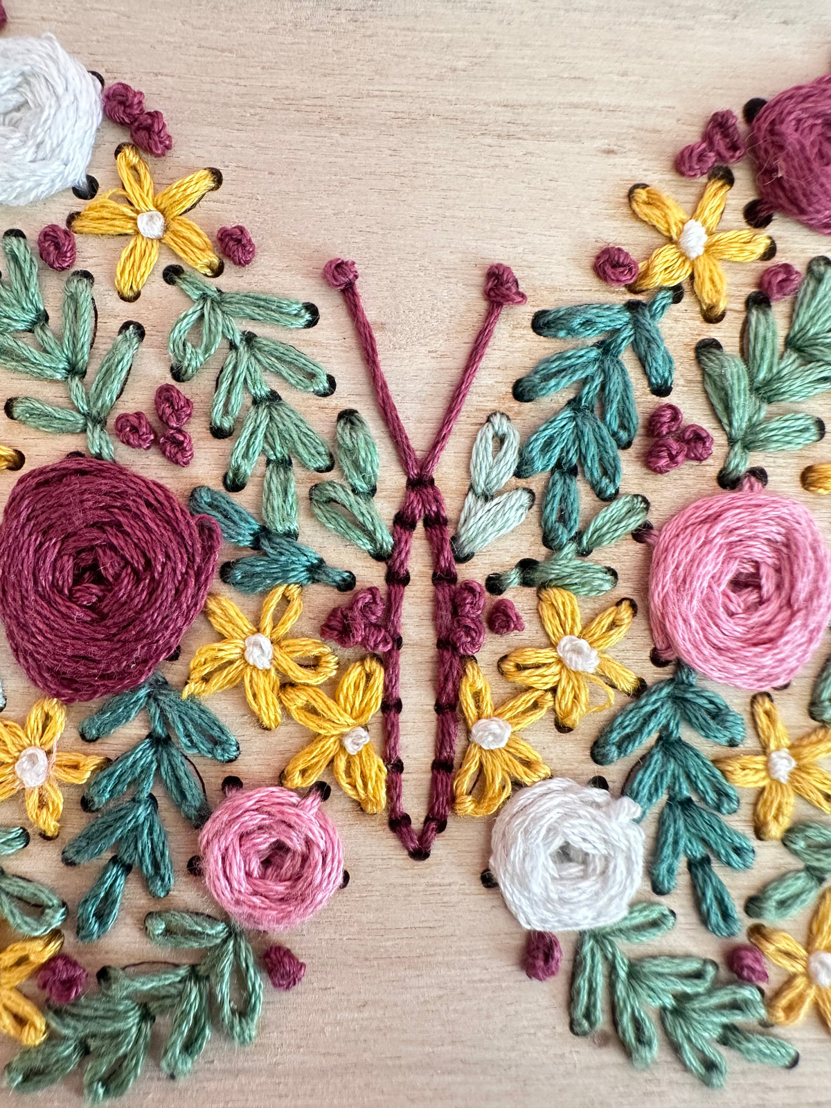 Base de broderie seule papillon floral – Bois prêt à broder