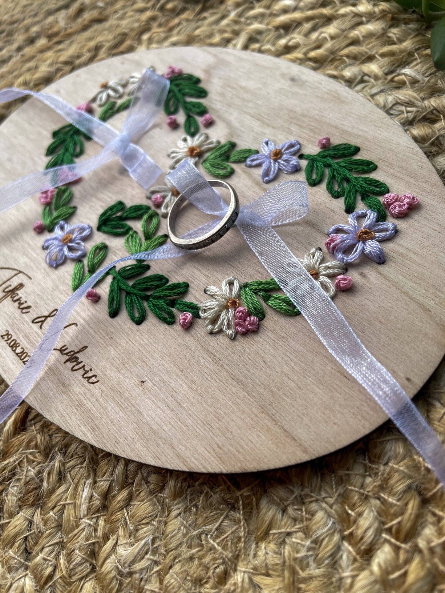 Porte-alliances brodé en bois – Bretzel floral personnalisé 🥨