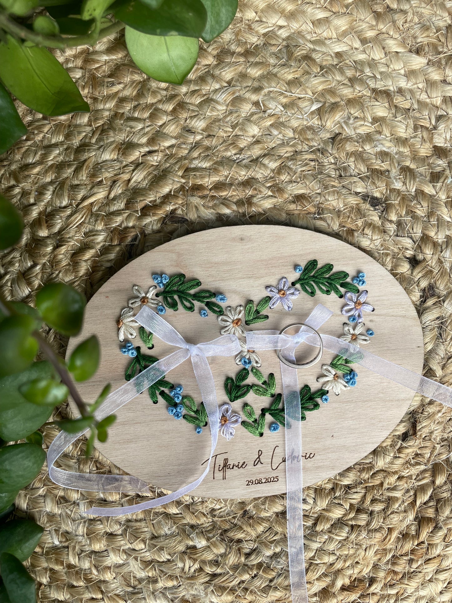 Porte-alliances brodé en bois – Bretzel floral personnalisé 🥨