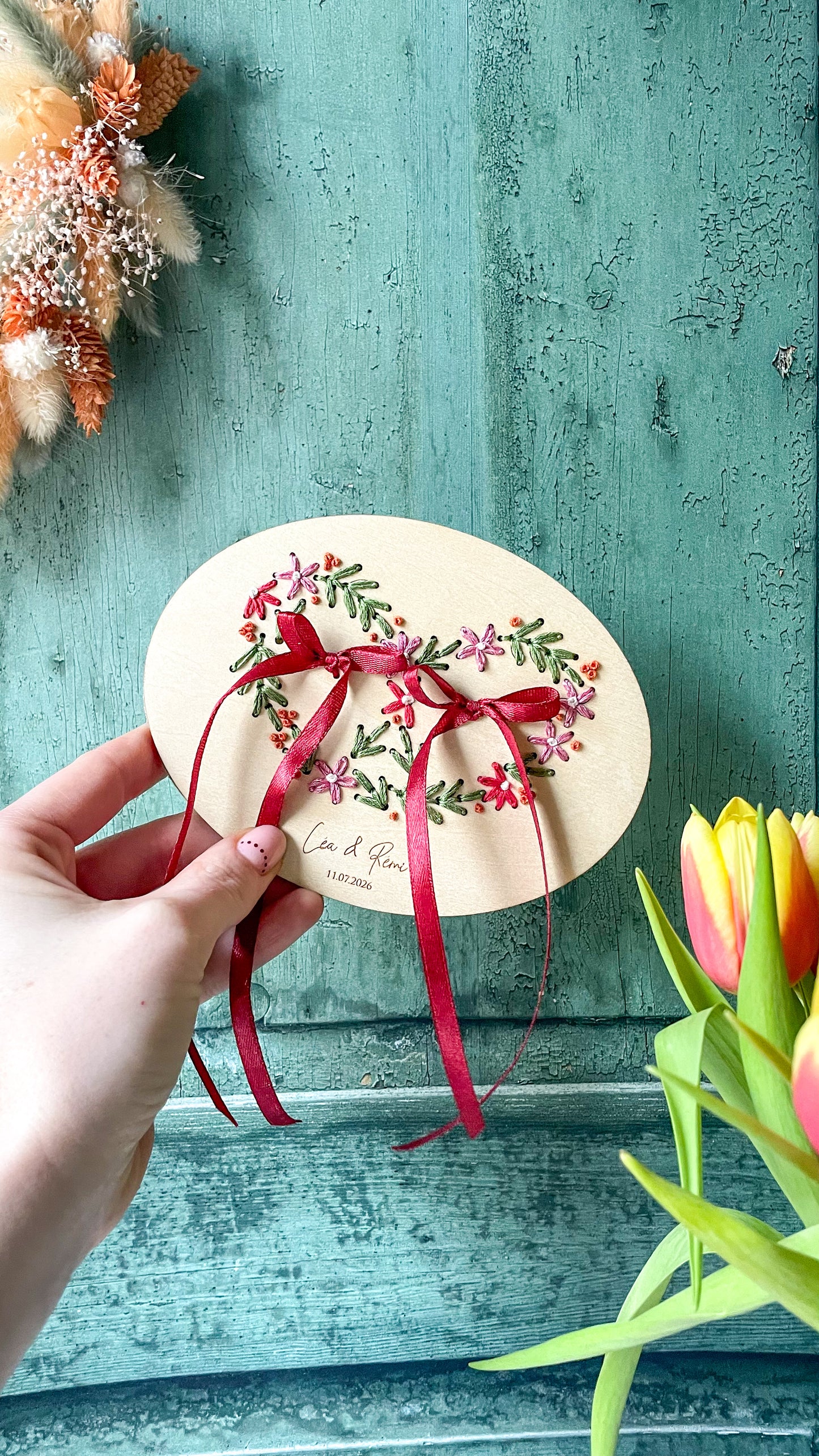 Porte-alliances brodé en bois – Bretzel floral personnalisé 🥨