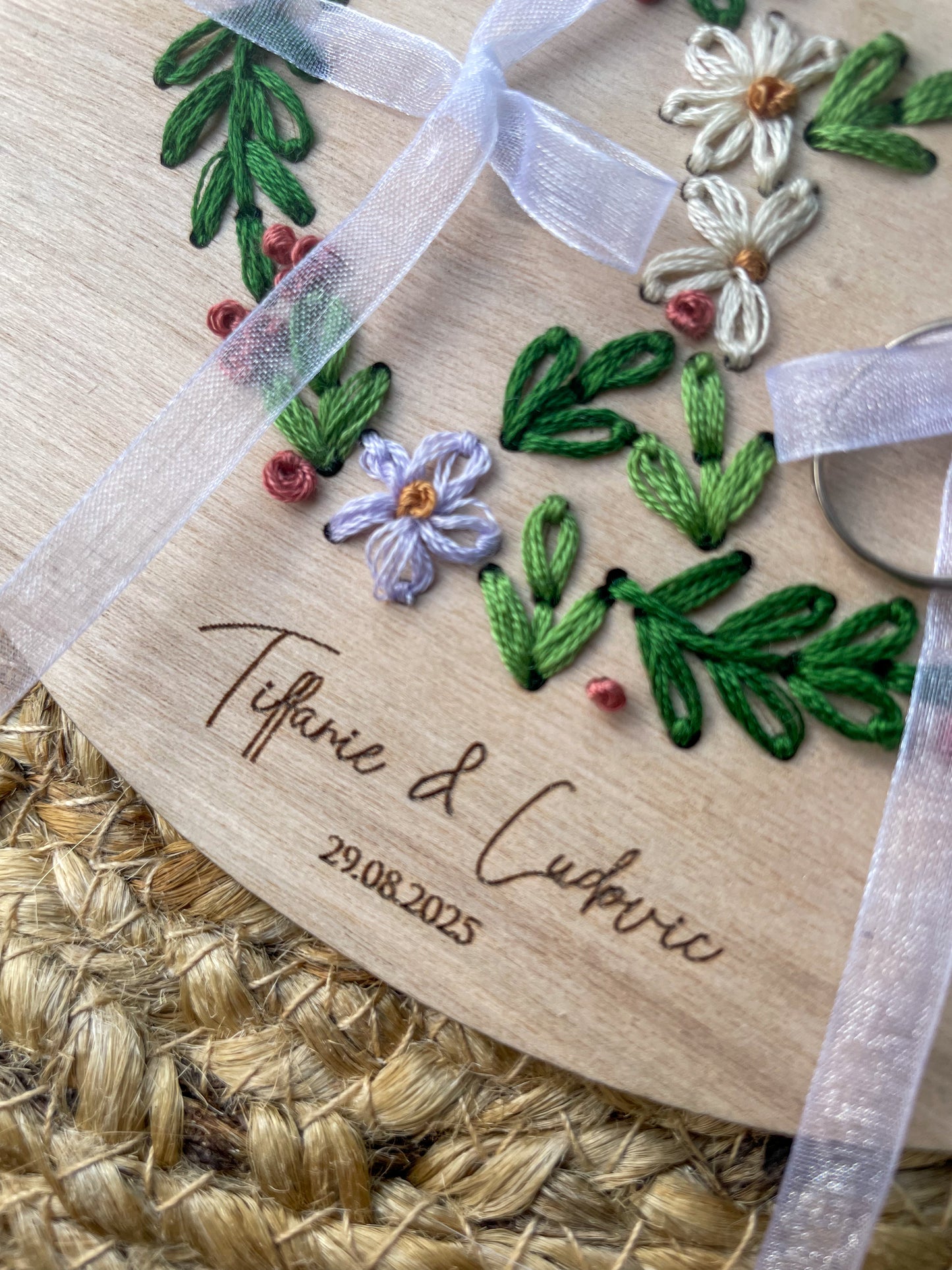 Porte-alliances brodé en bois – Bretzel floral personnalisé 🥨