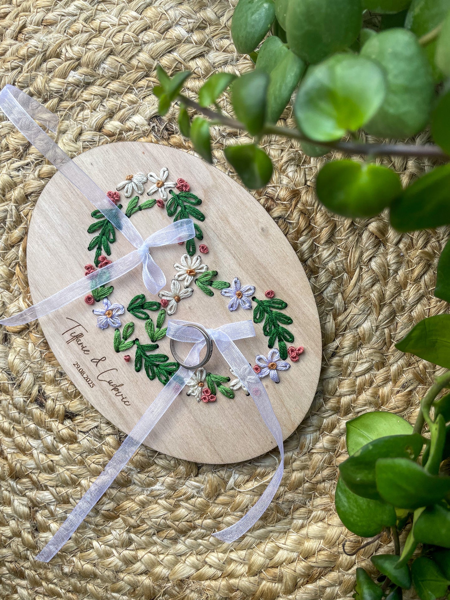 Porte-alliances brodé en bois – Bretzel floral personnalisé 🥨