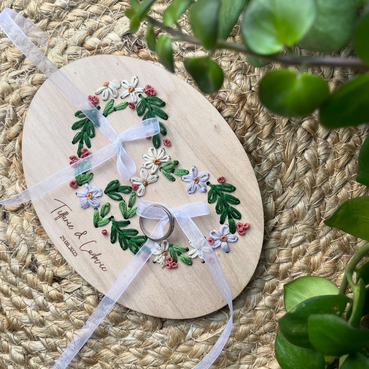 Porte-alliances brodé en bois – Bretzel floral personnalisé 🥨