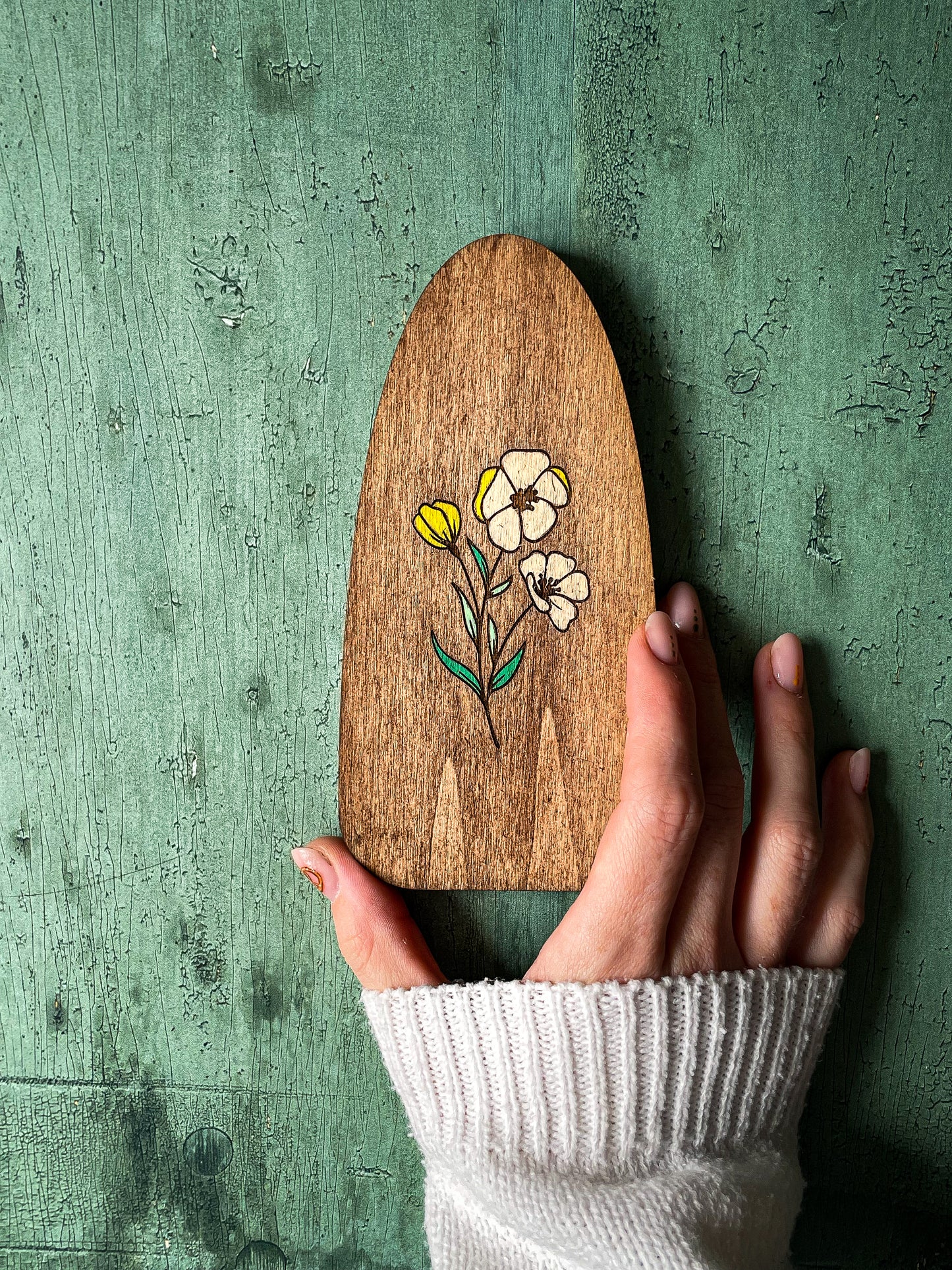 Étui en bois gravé pour ciseaux de broderie avec couvercle magnétique