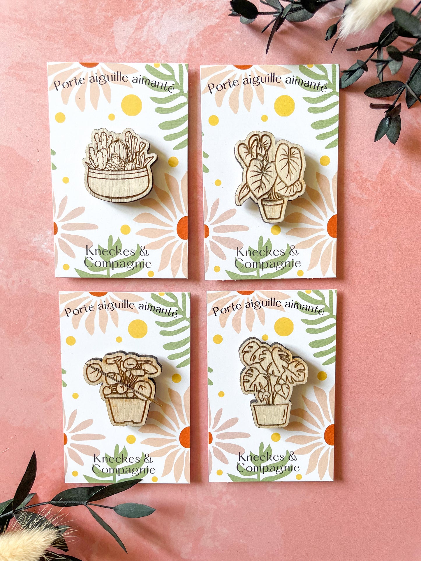 Porte-aiguille aimanté Monstera en bois – Fait main – Aimant puissant – Accessoire broderie - Collection Plantes