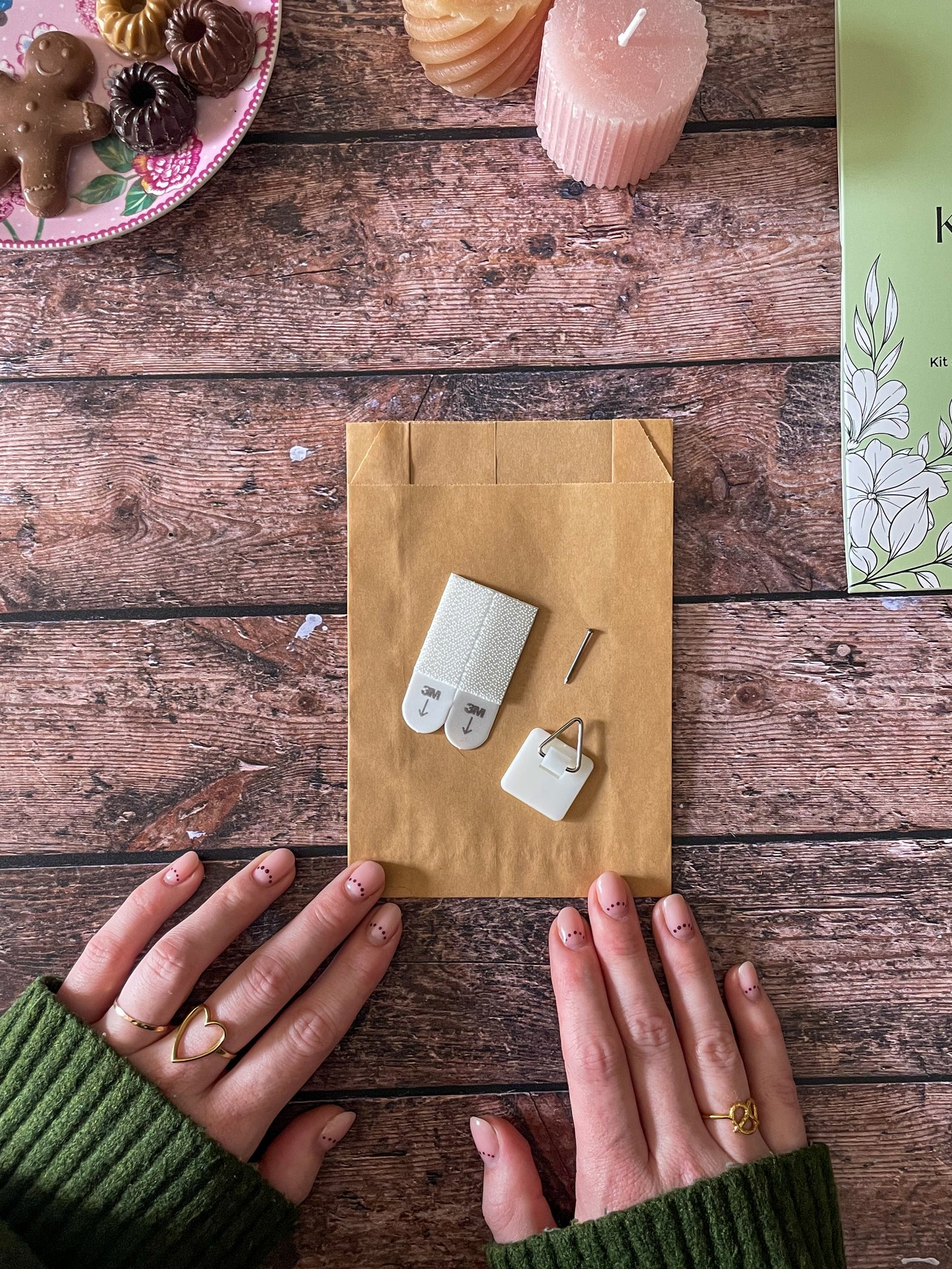 Kit de fixation et d'accroche murale pour broderies en bois