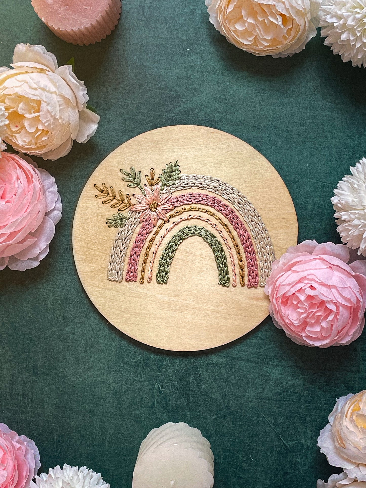 Base de broderie seule arc-en-ciel floral – Bois prêt à broder
