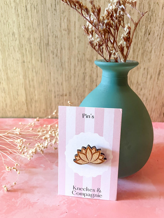 Pin’s motif lotus en bois
