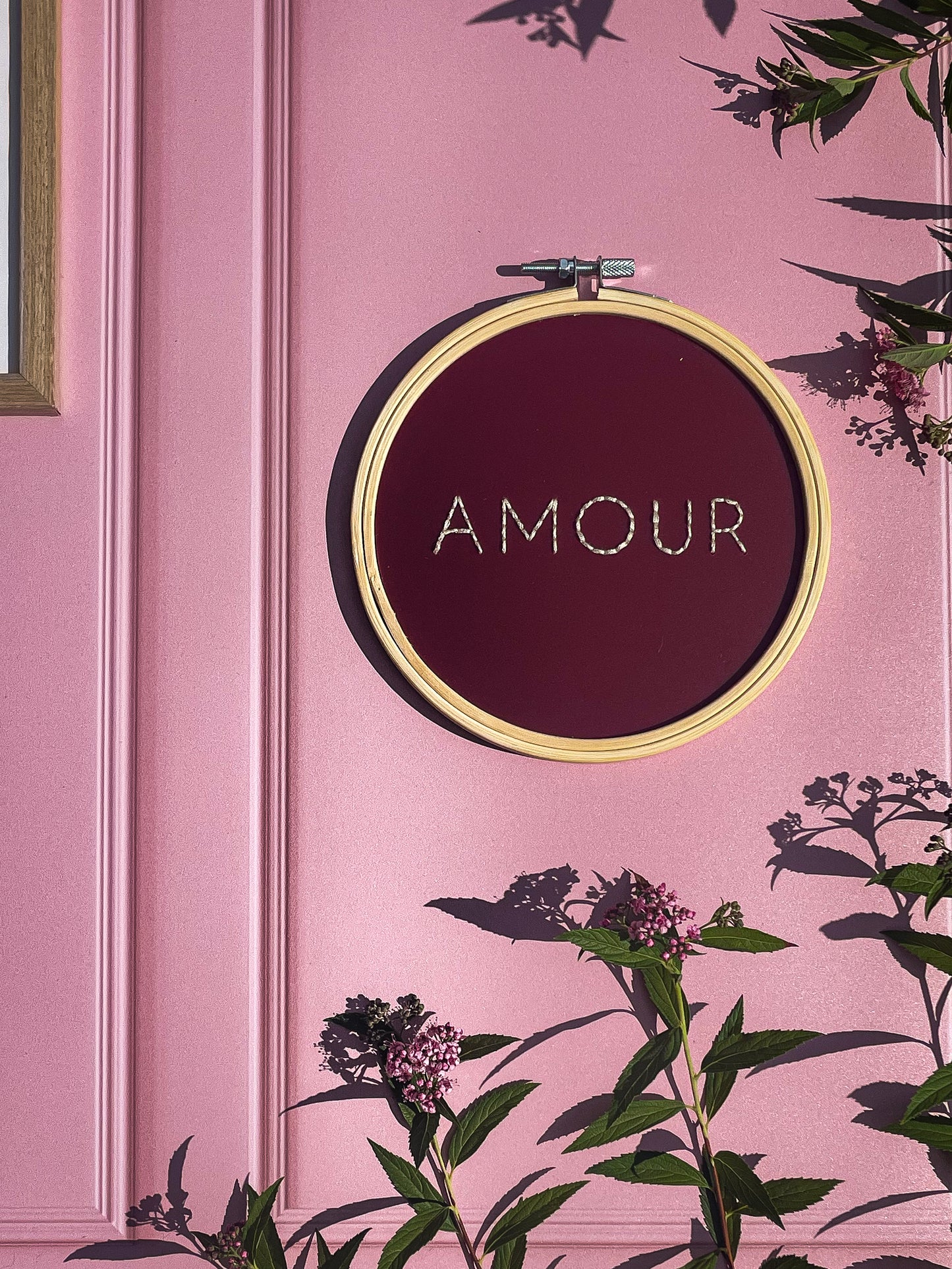 Broderie sur acrylique – AMOUR - Création artisanale en édition limitée