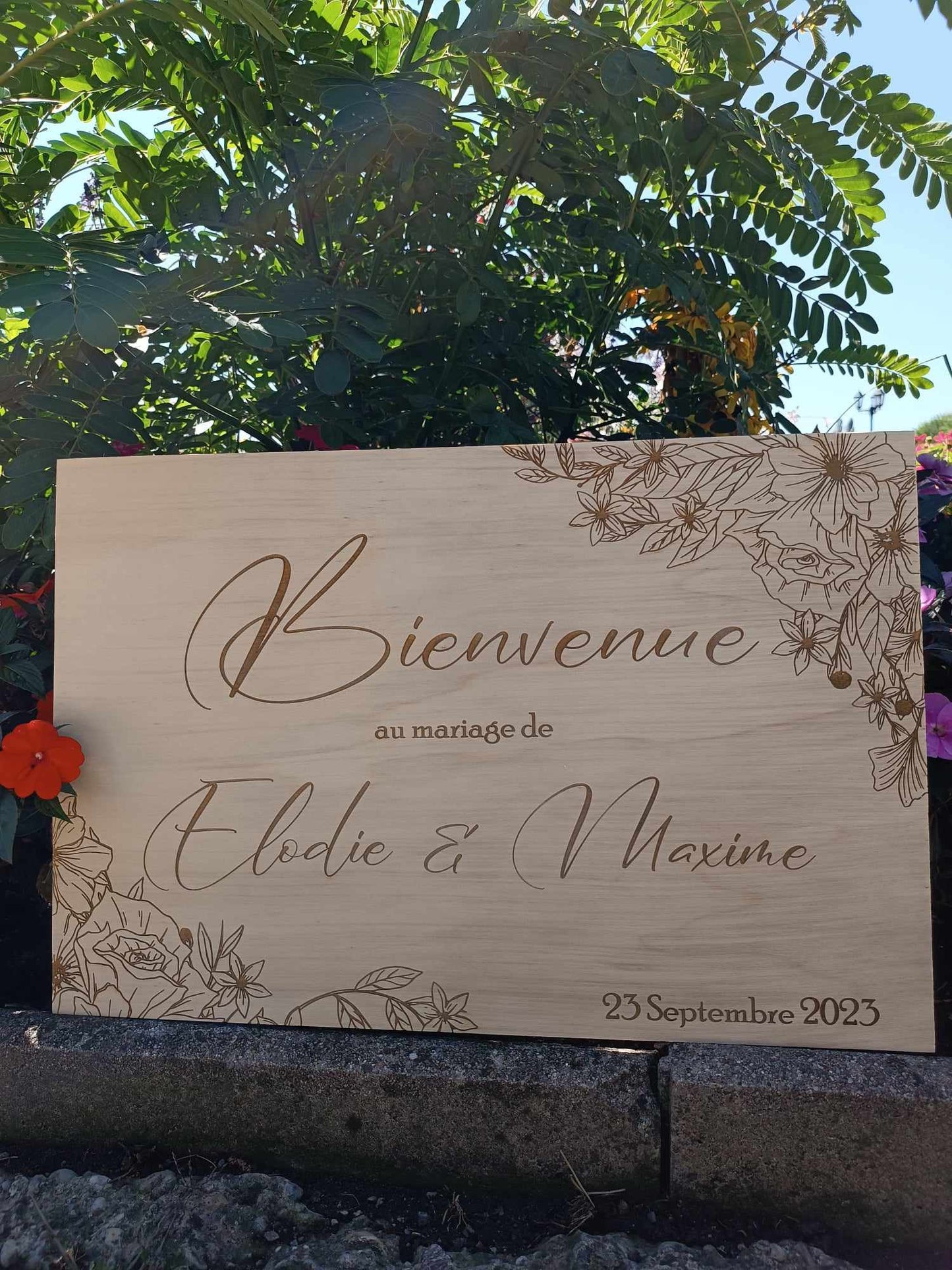Panneau de bienvenue gravé motif fleurs