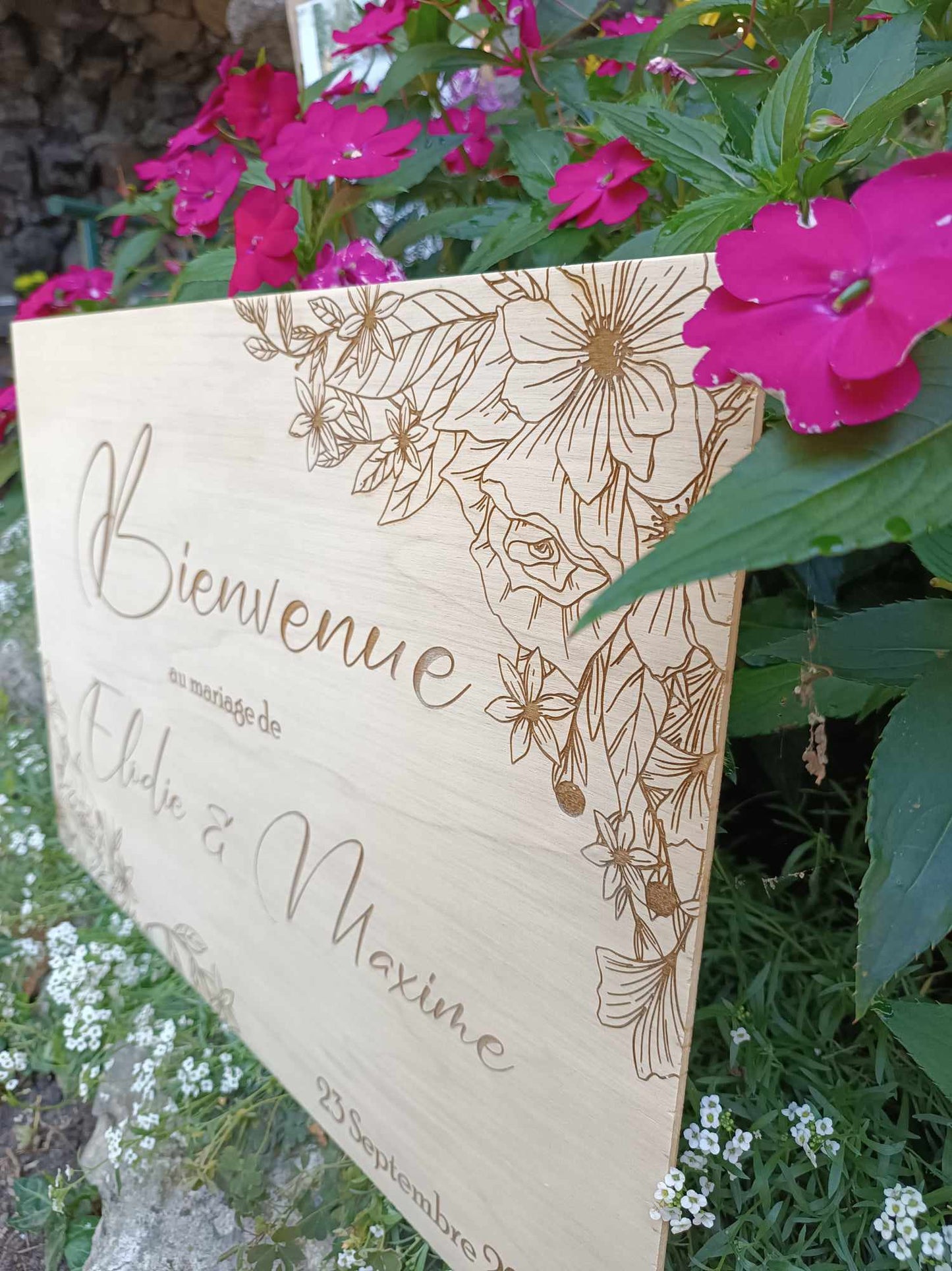 Panneau de bienvenue gravé motif fleurs