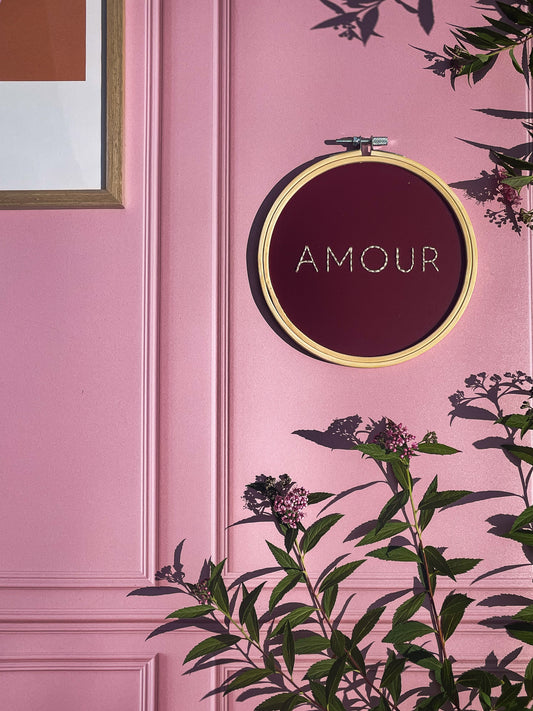 Broderie sur acrylique – AMOUR - Création artisanale en édition limitée