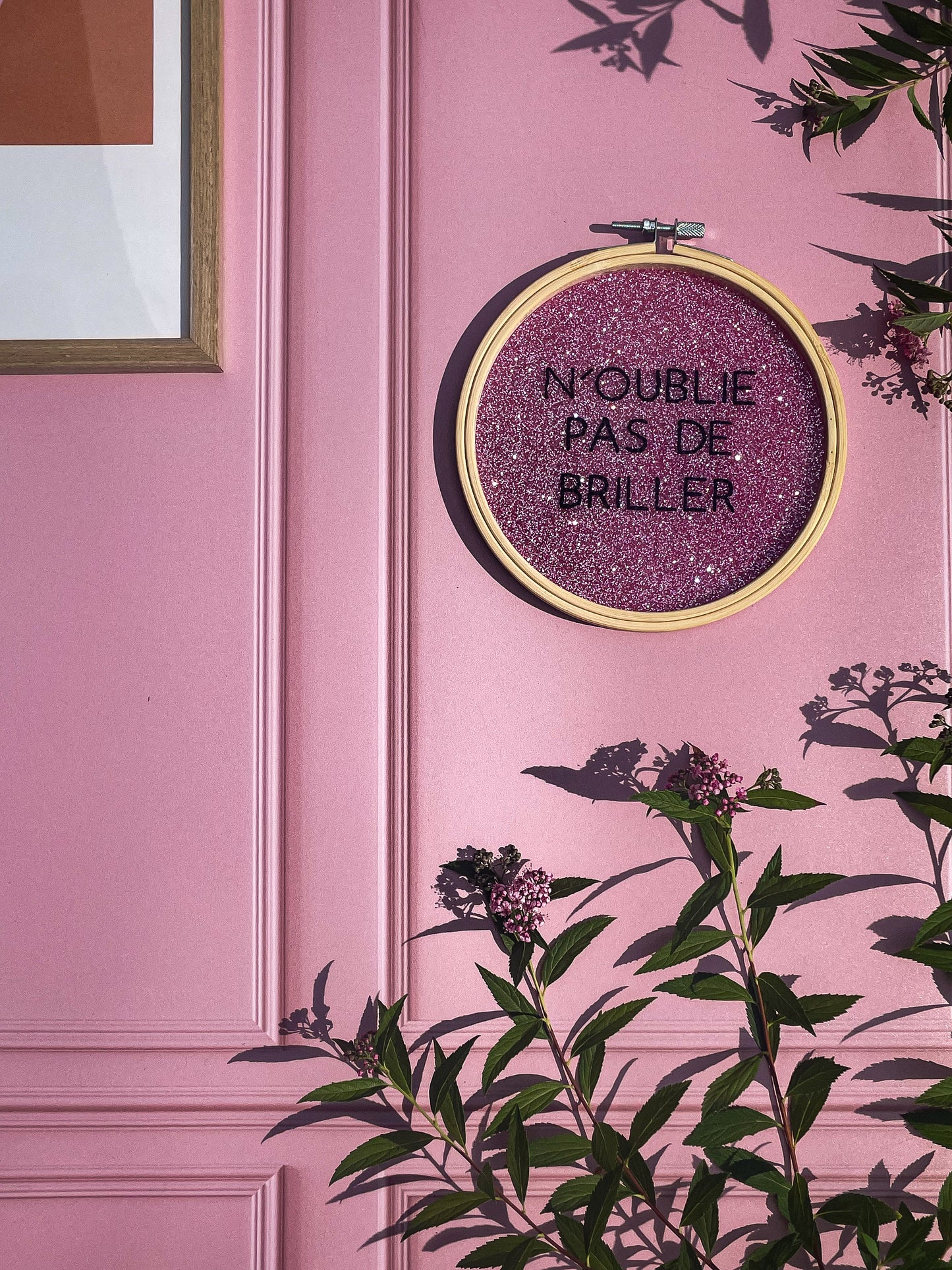 Broderie sur acrylique –  N’OUBLIE PAS DE BRILLER - ROSE - Création artisanale en édition limitée