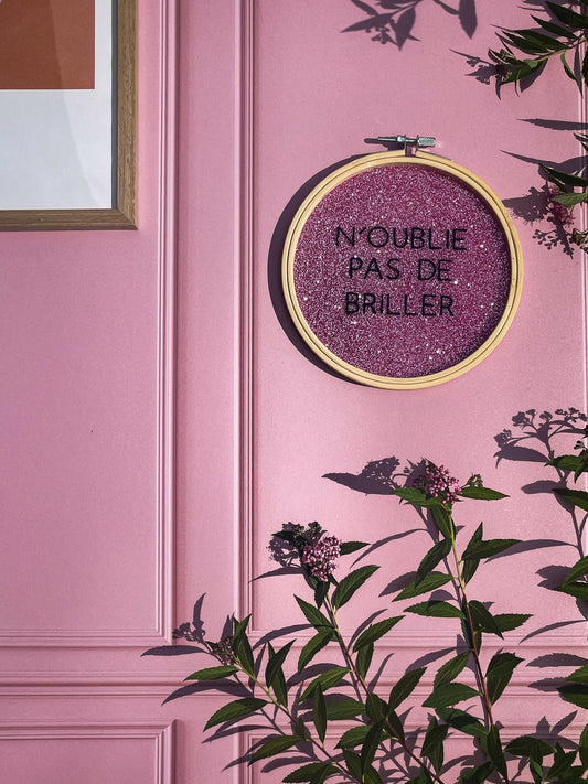 Broderie sur acrylique –  N’OUBLIE PAS DE BRILLER - ROSE - Création artisanale en édition limitée