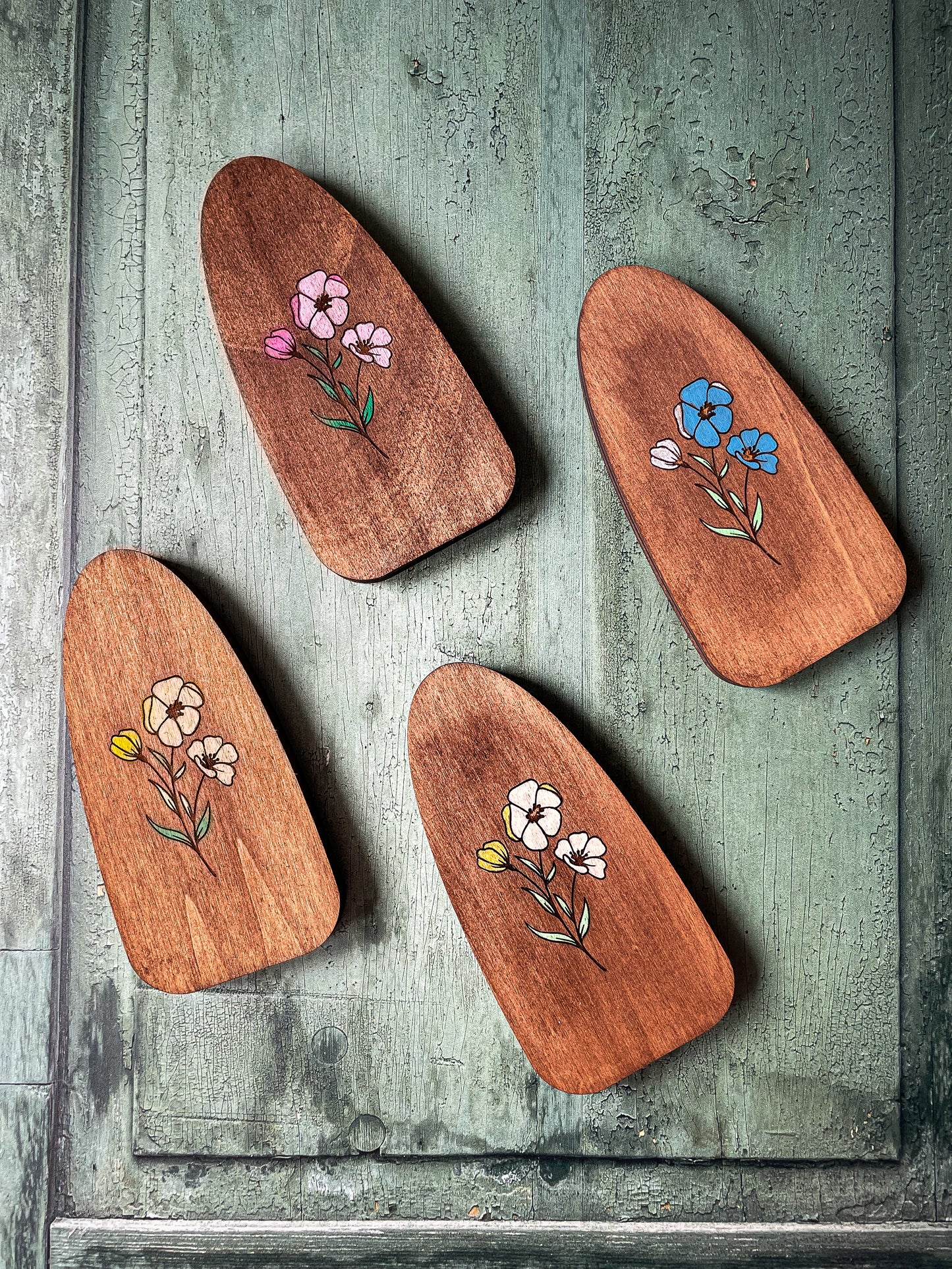 Étui en bois gravé pour ciseaux de broderie avec couvercle magnétique