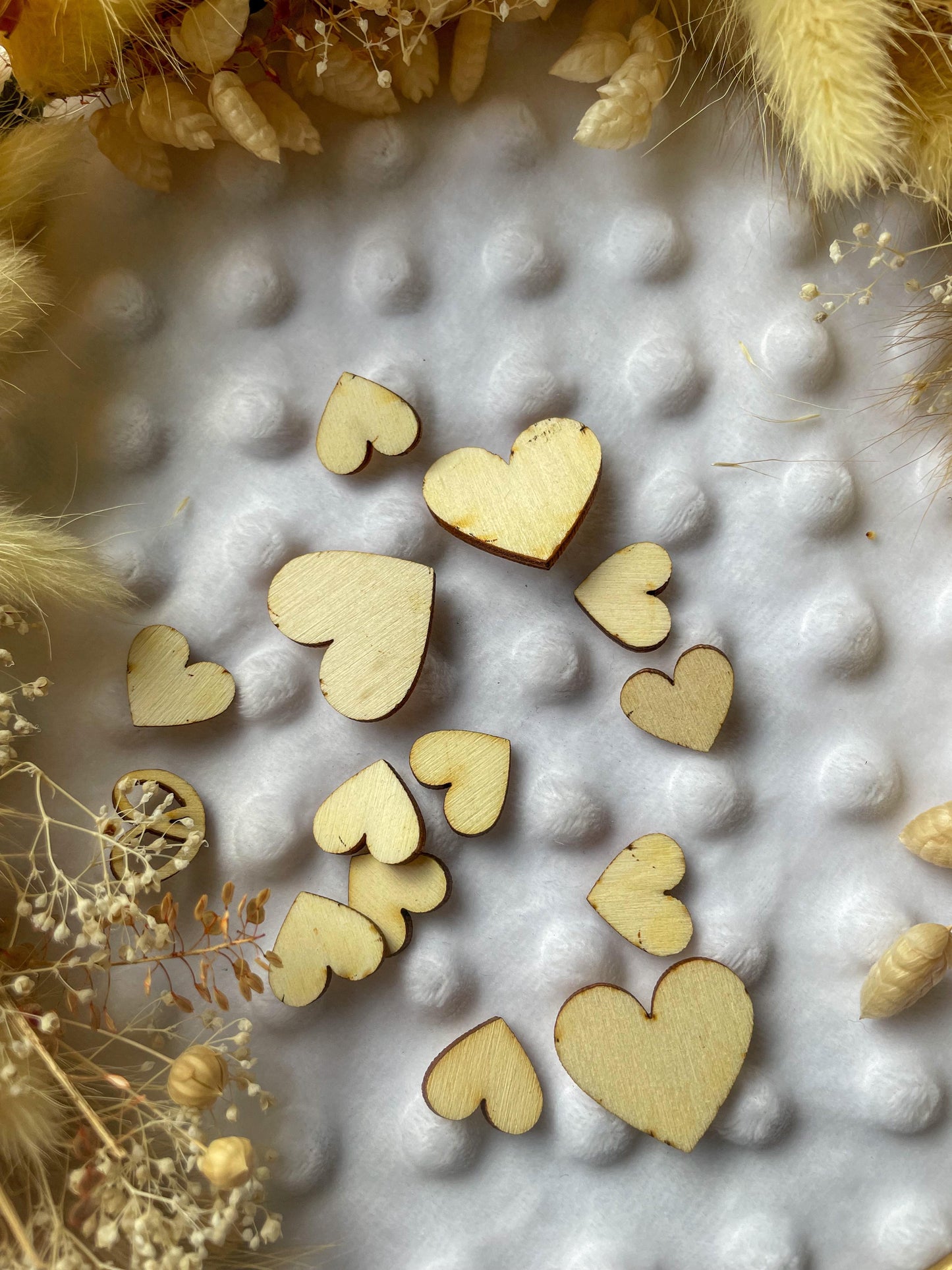 Confettis décoratifs en bois forme coeur
