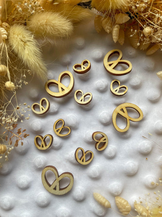 Confettis décoratifs en bois forme bretzel