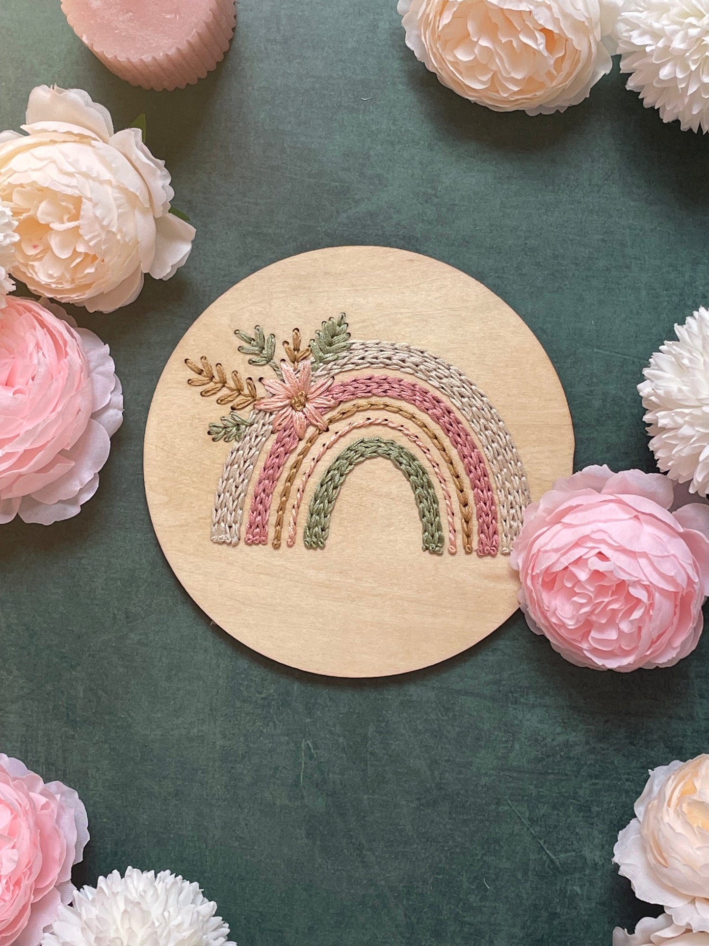 Base de broderie seule arc-en-ciel floral – Bois prêt à broder