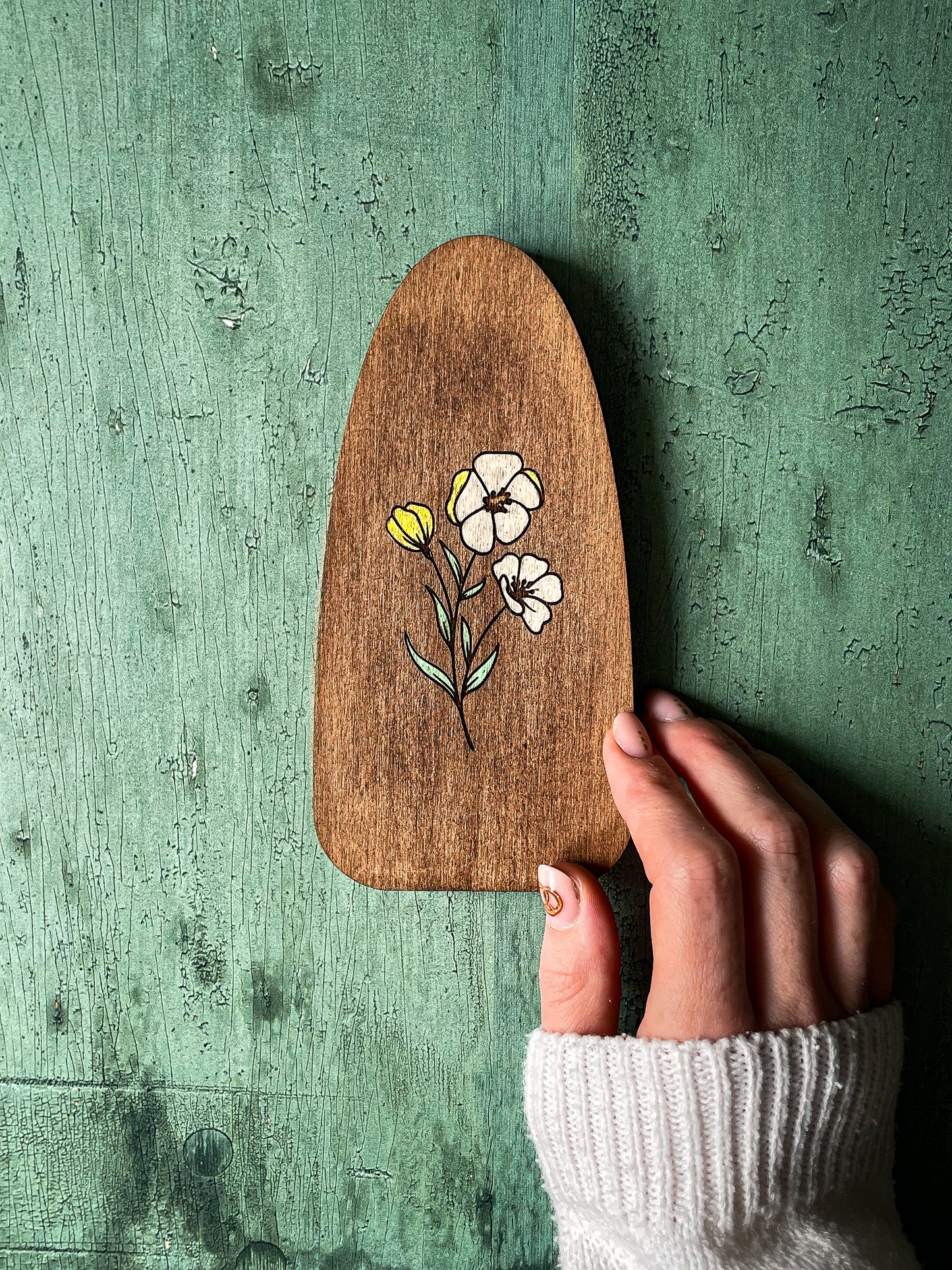 Étui en bois gravé pour ciseaux de broderie avec couvercle magnétique