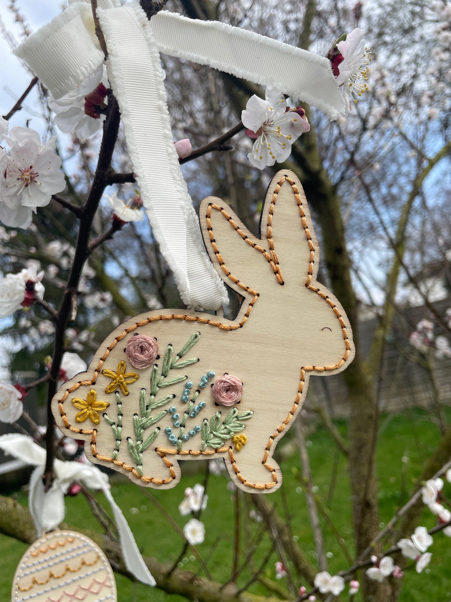 Base de broderie seule lapin floral – Bois prêt à broder