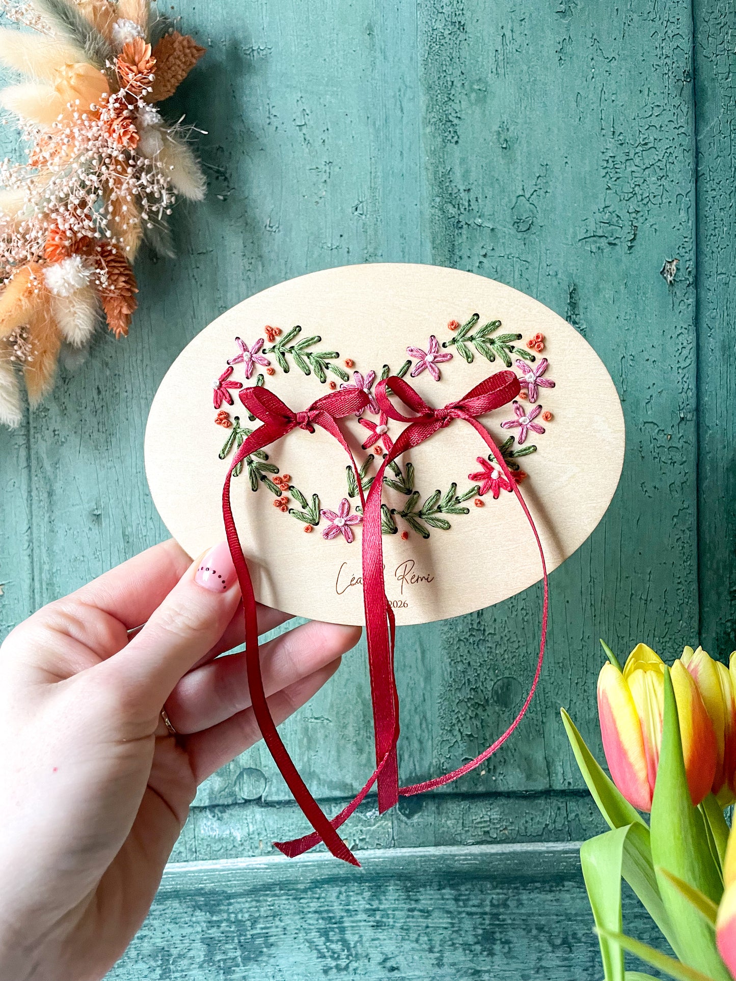 Porte-alliances brodé en bois – Bretzel floral personnalisé 🥨
