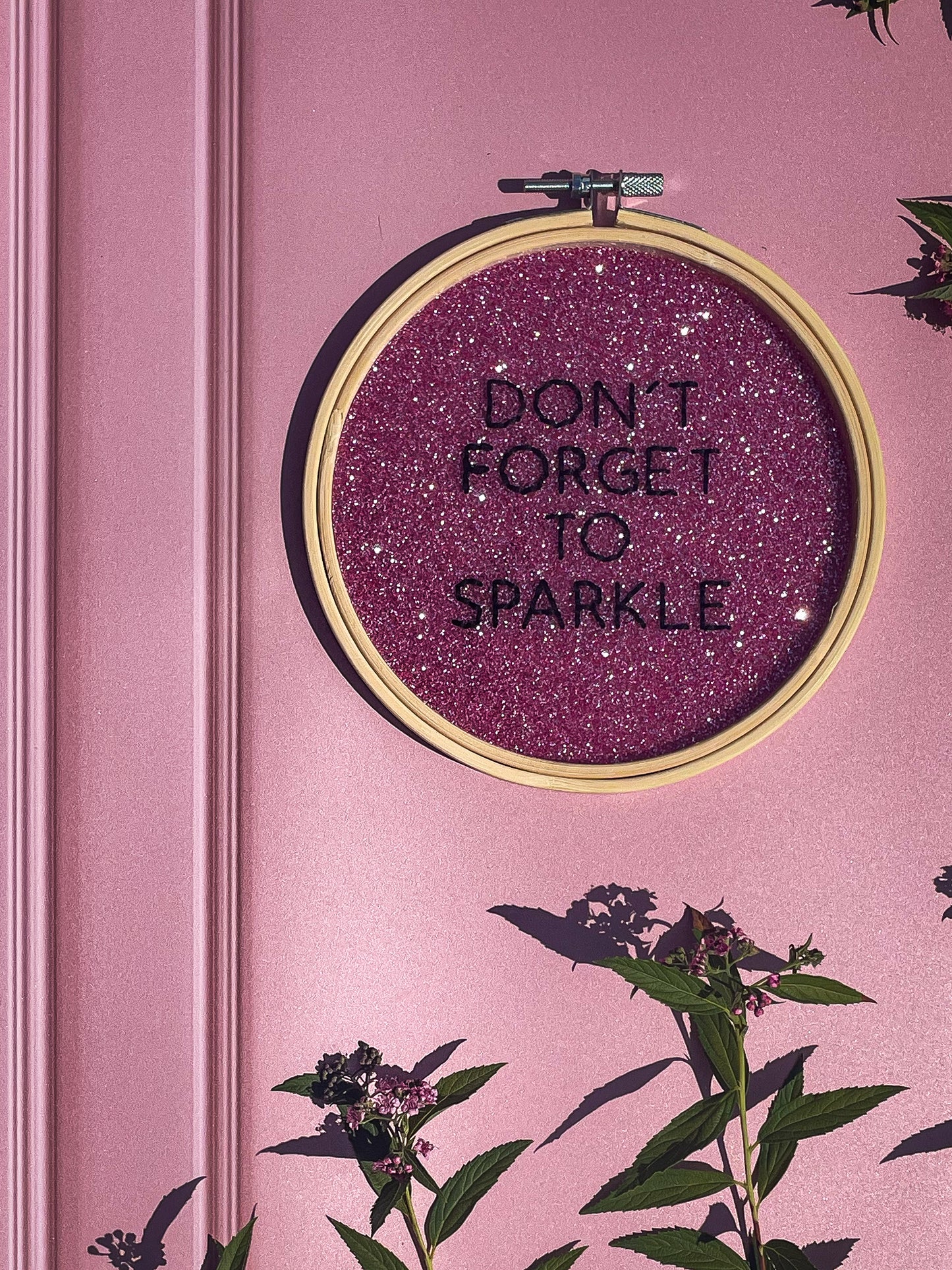 Broderie sur acrylique –  DON’T FORGET TO SPARKLE - ROSE - Création artisanale en édition limitée