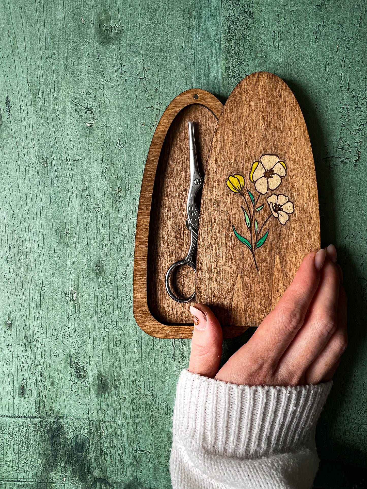 Étui en bois gravé pour ciseaux de broderie avec couvercle magnétique