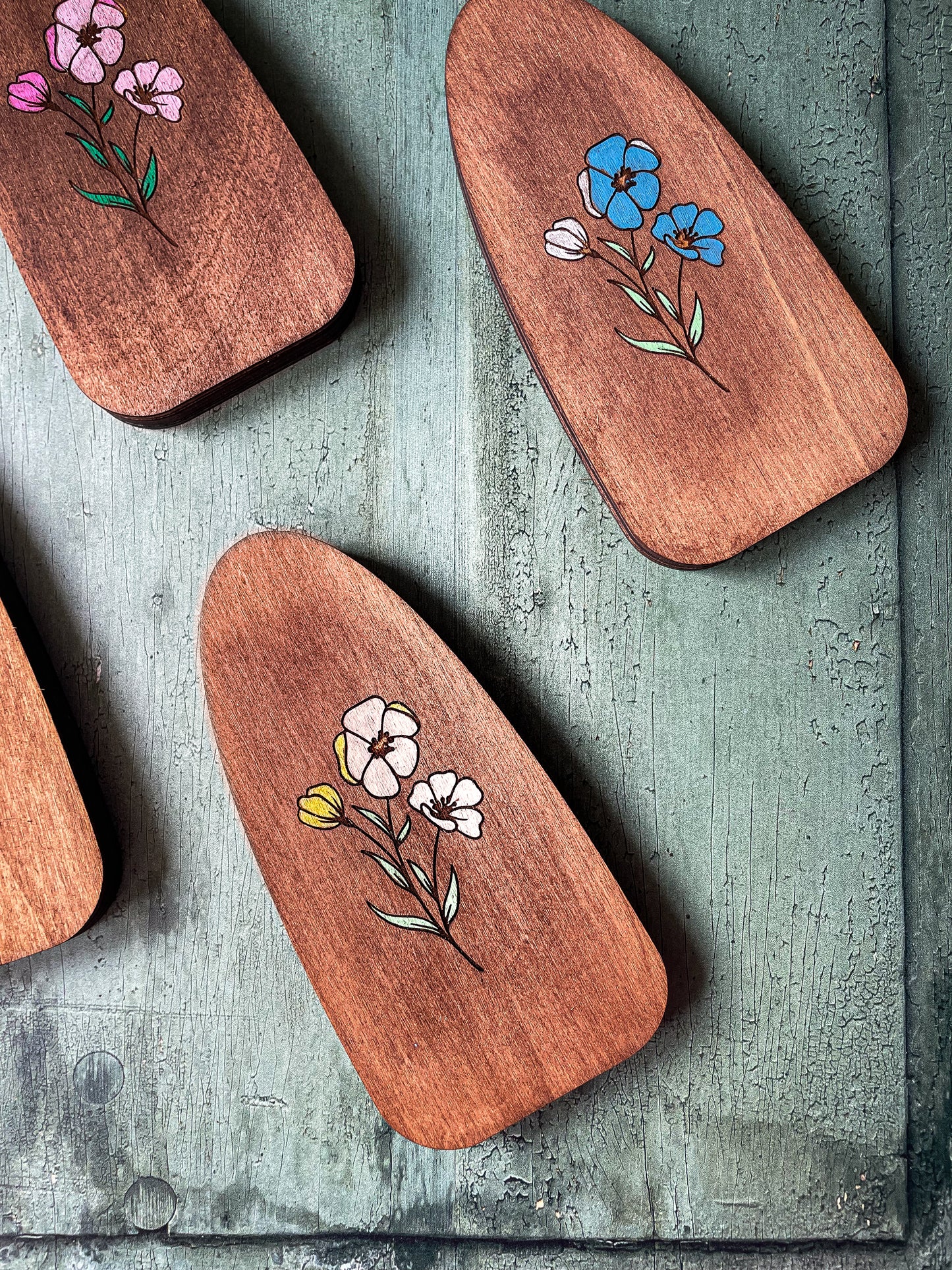 Étui en bois gravé pour ciseaux de broderie avec couvercle magnétique