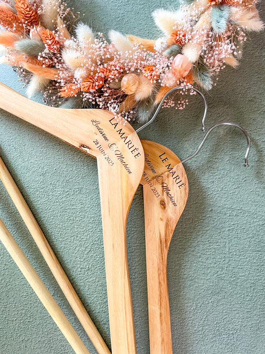 Lot de 2 cintres gravés en bois le marié / la mariée + date et prénoms