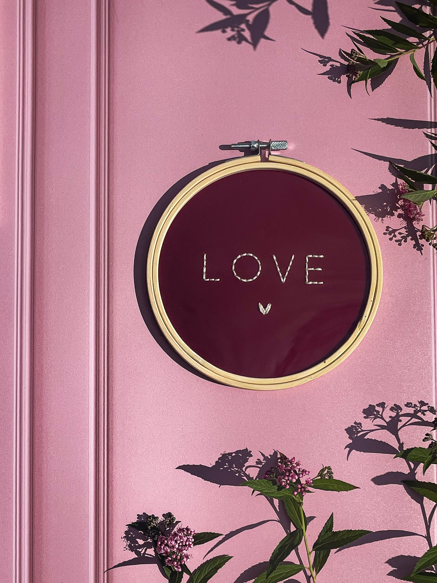 Broderie sur acrylique – LOVE - Création  artisanale en édition limitée