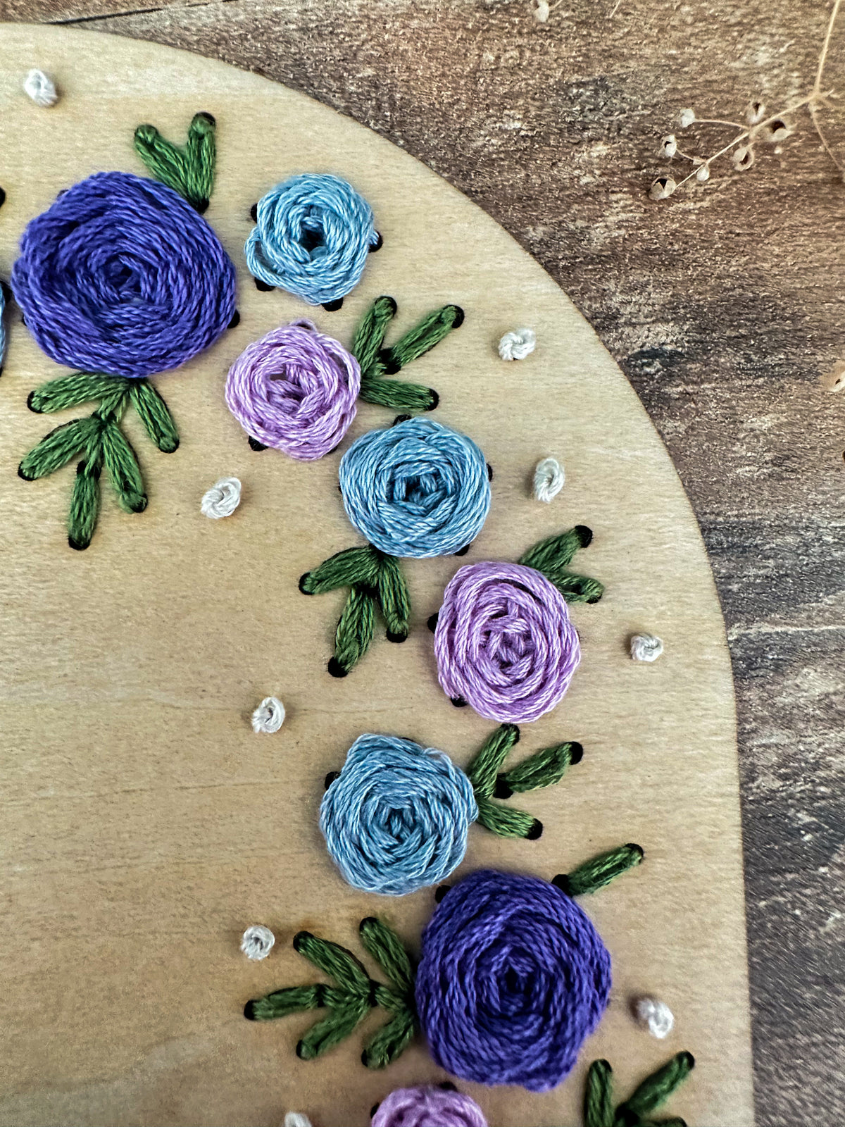 Base de broderie seule couronne de roses – Bois prêt à broder