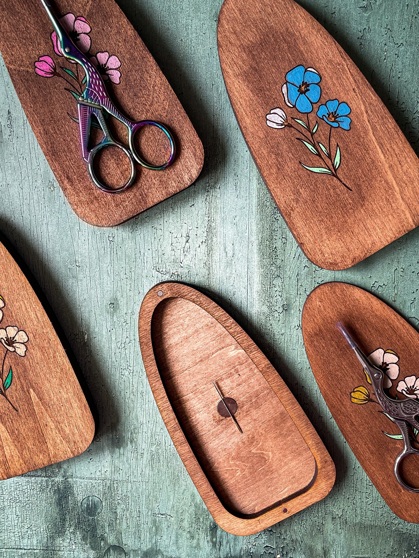 Étui en bois gravé pour ciseaux de broderie avec couvercle magnétique