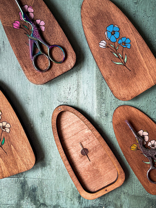 Étui en bois gravé pour ciseaux de broderie avec couvercle magnétique