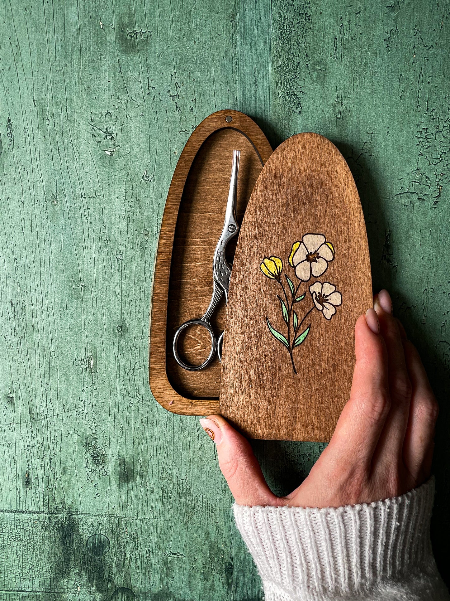 Étui en bois gravé pour ciseaux de broderie avec couvercle magnétique
