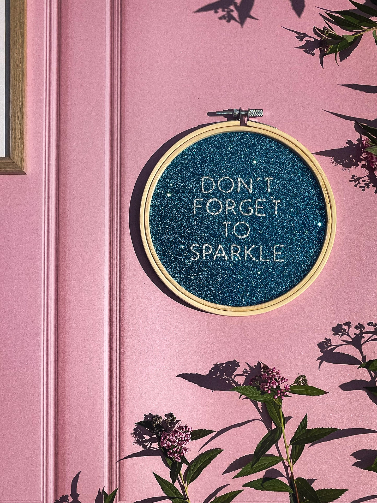 Broderie sur acrylique – DON’T FORGET TO SPARKLE - BLEU - Création artisanale en édition limitée