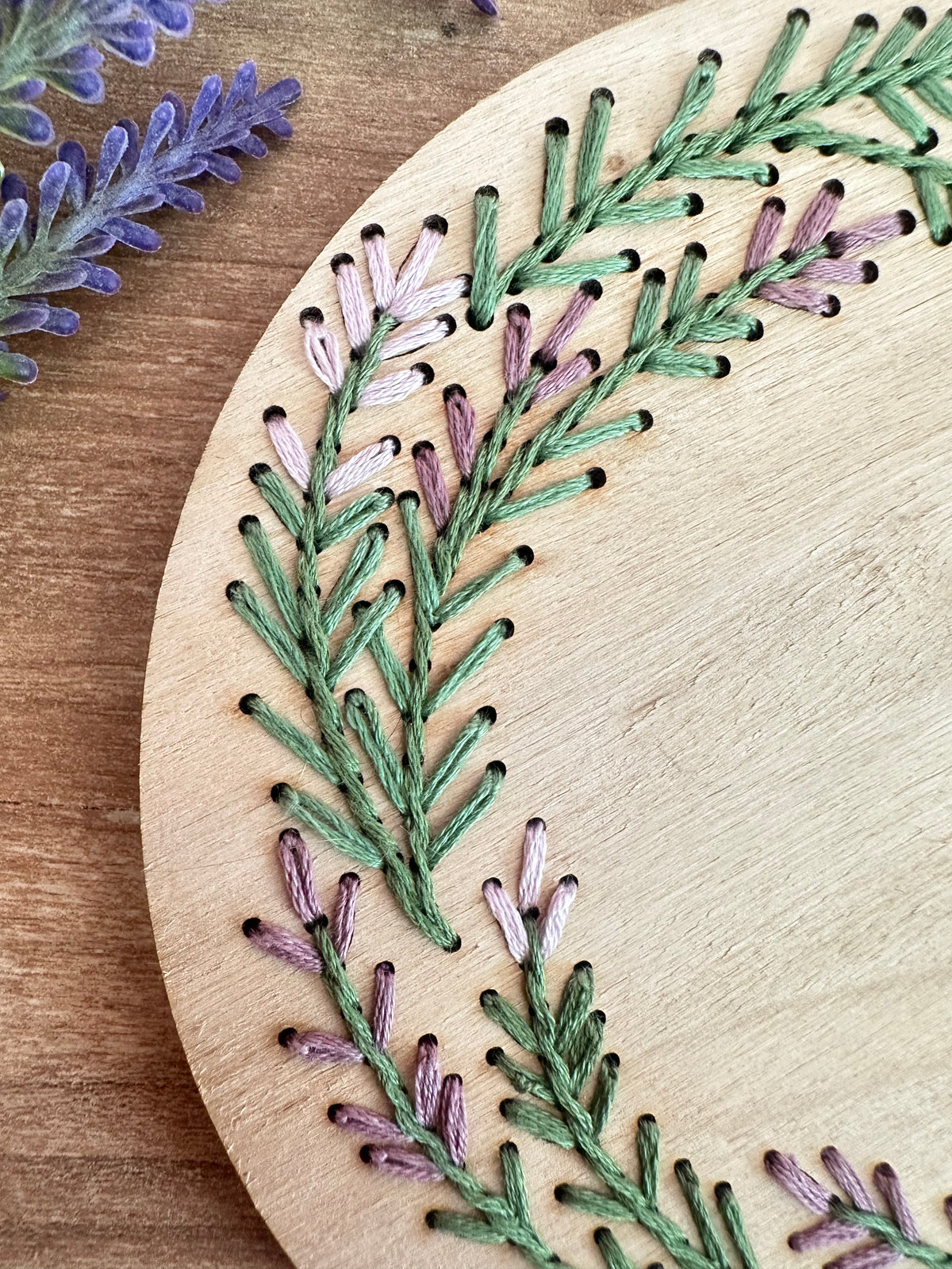 Base de broderie seule couronne de lavande – Bois prêt à broder