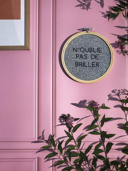 Broderie sur acrylique –  N’OUBLIE PAS DE BRILLER - ARGENT - Création artisanale en édition limitée