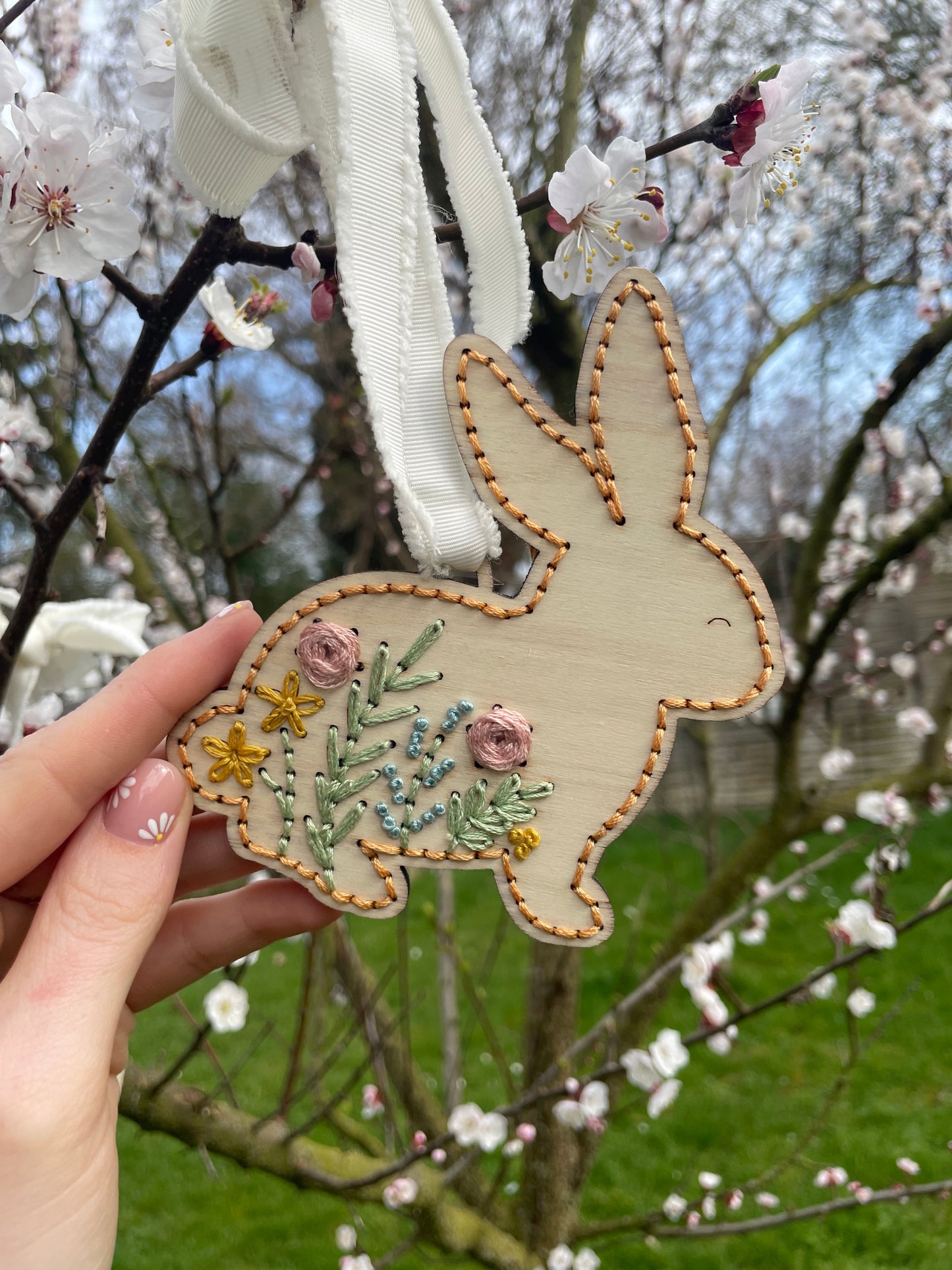 Base de broderie seule lapin floral – Bois prêt à broder